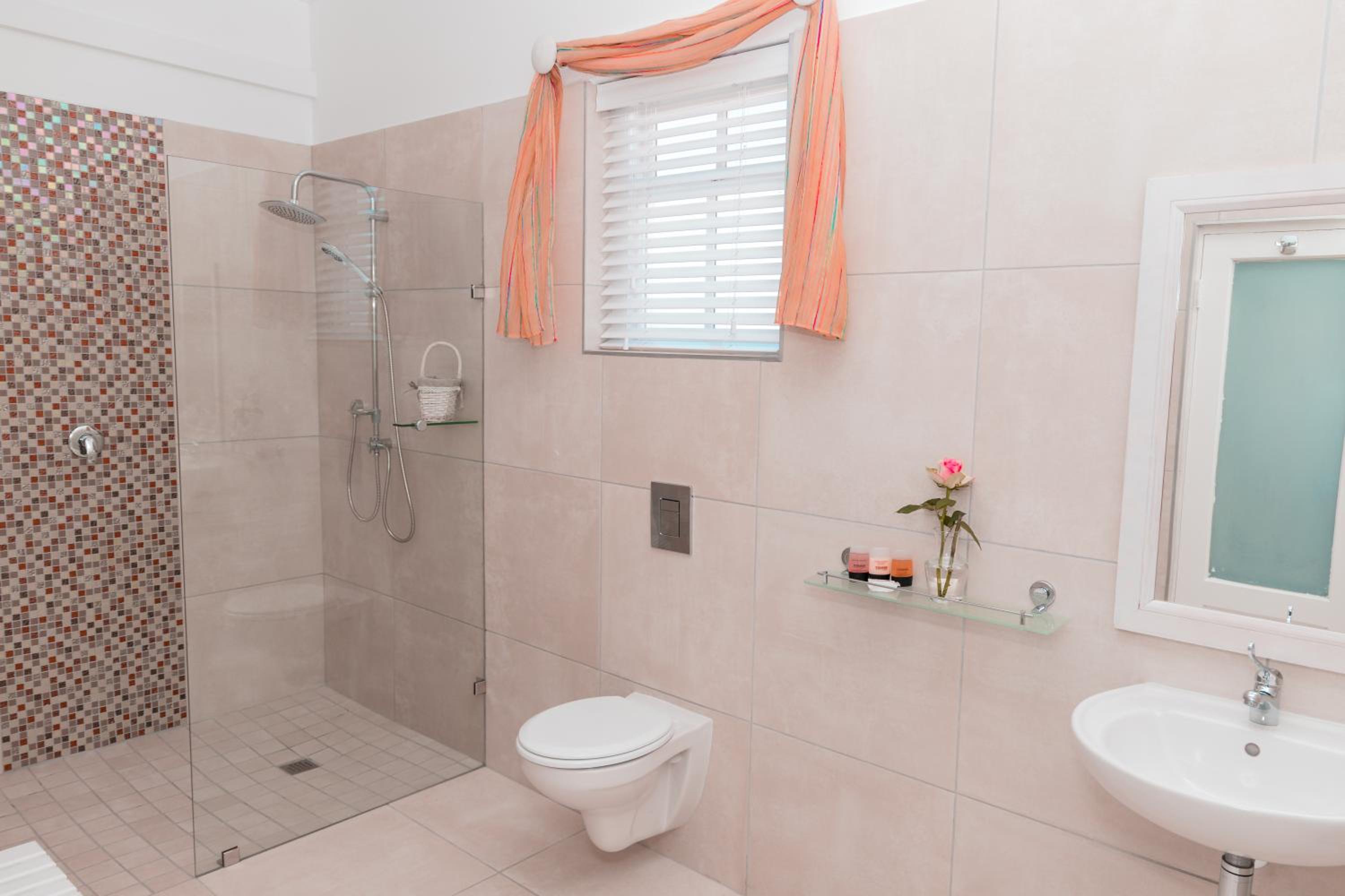 King Room with Roll-In Shower - Disability Access - Photo 4
