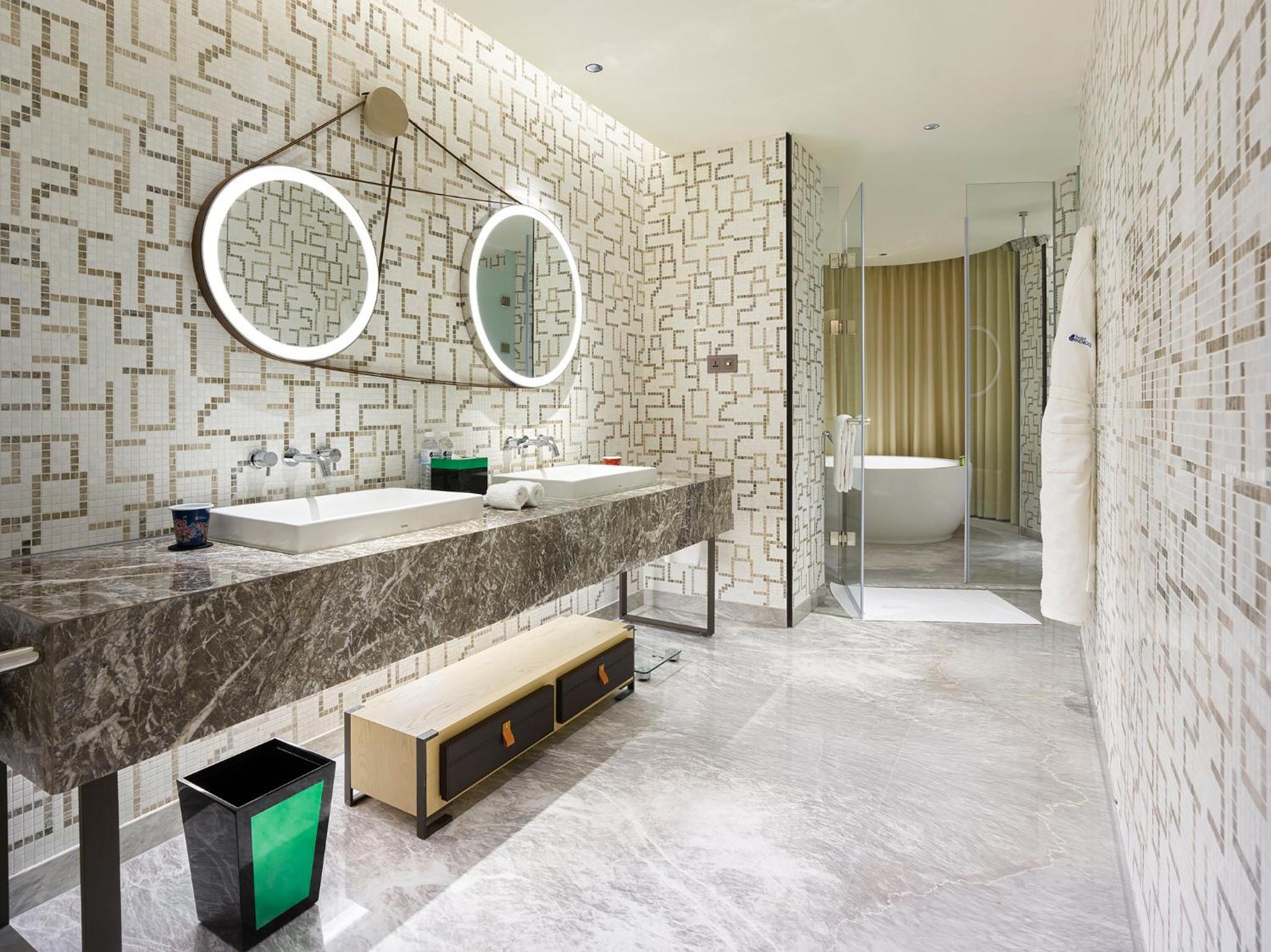 1 King Bed One-Bedroom Suite Dining Park View
