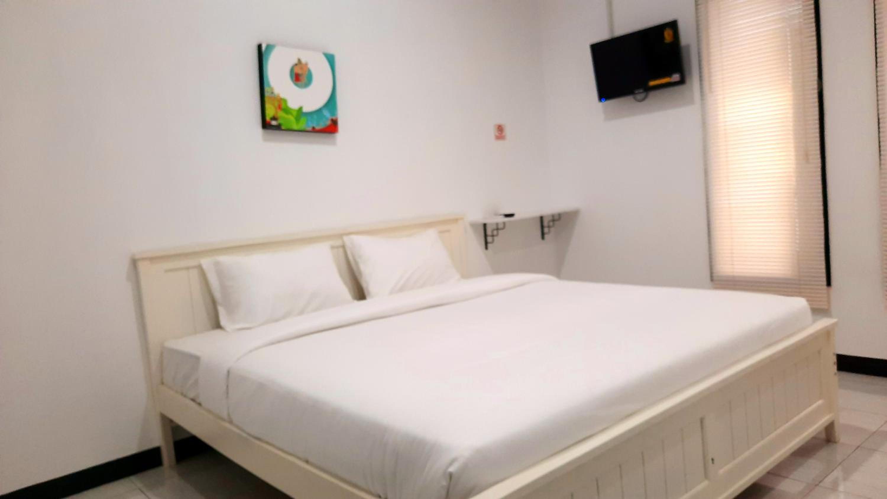 Deluxe King Room - Photo 10