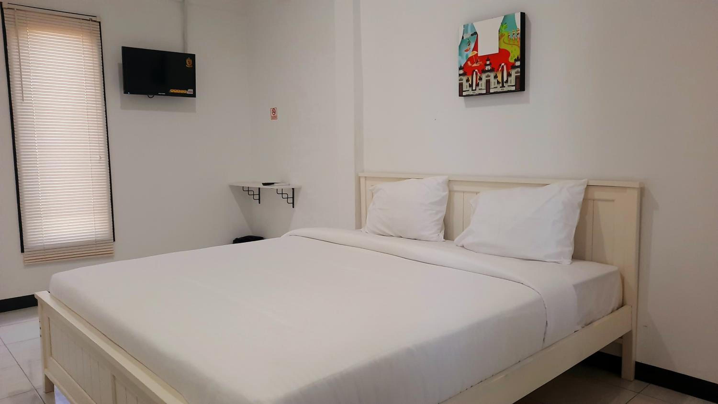 Deluxe King Room - Photo 9