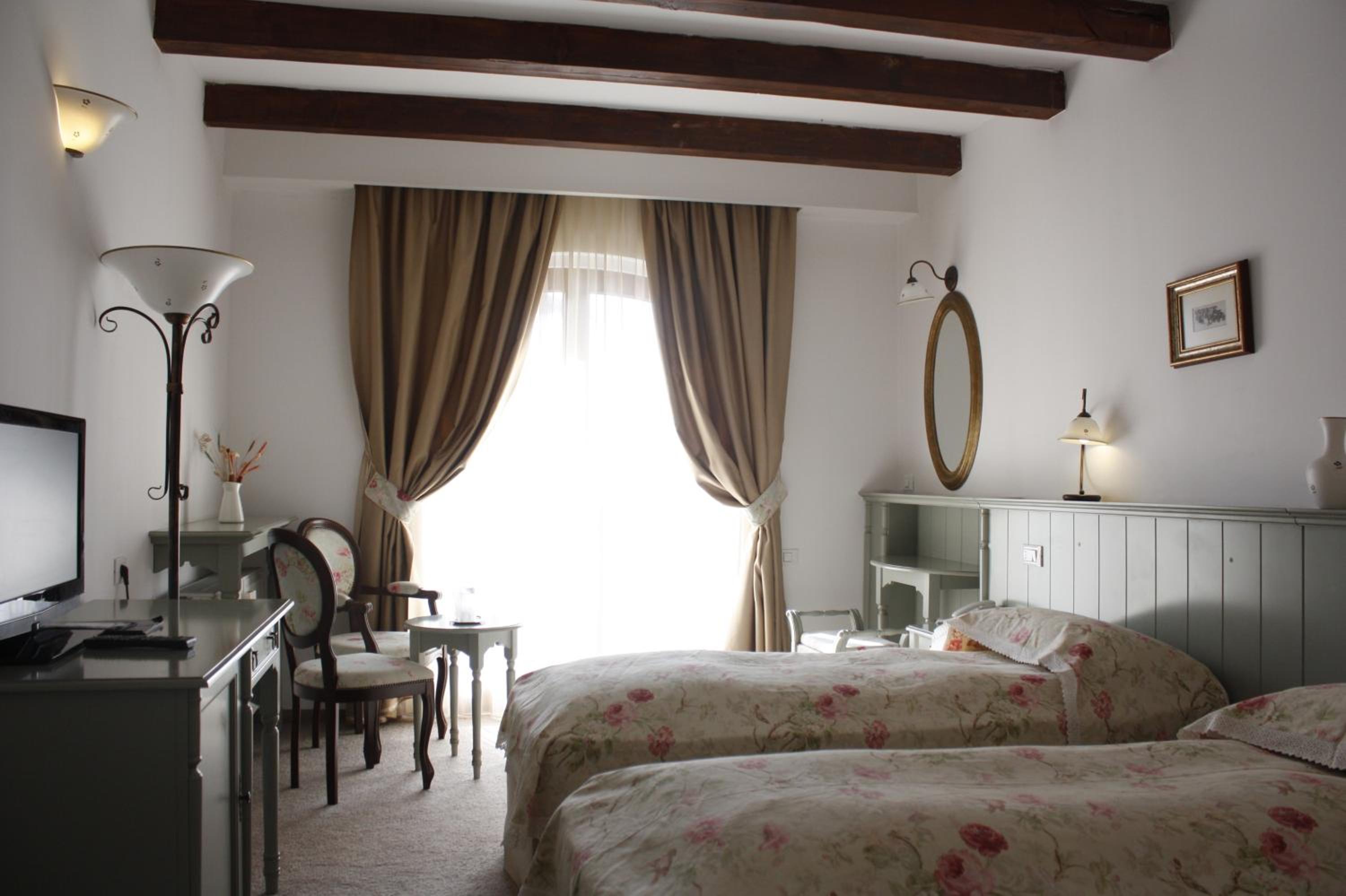 Standard Double Room - Photo 2