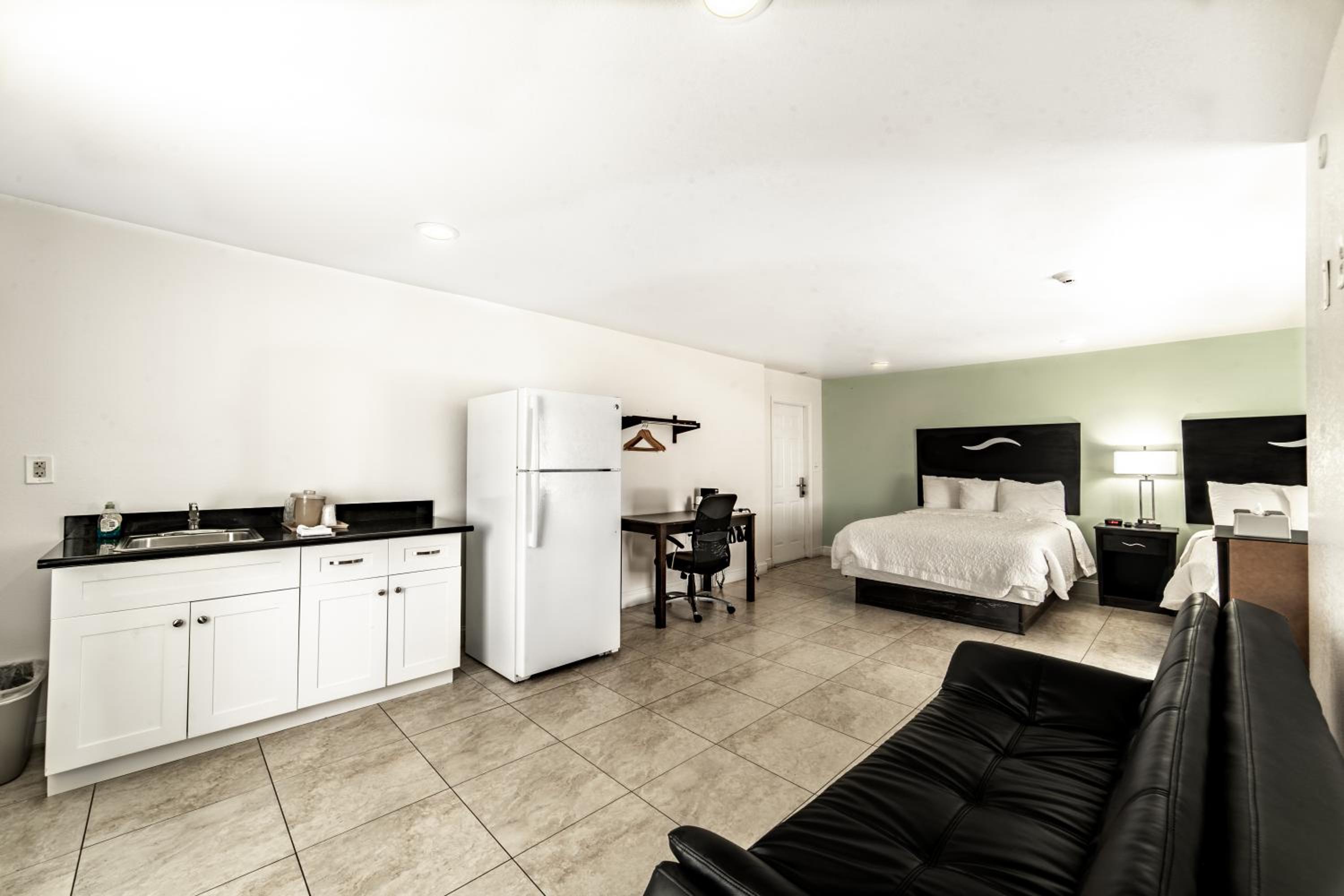 Queen Room with Kitchenette photo 3