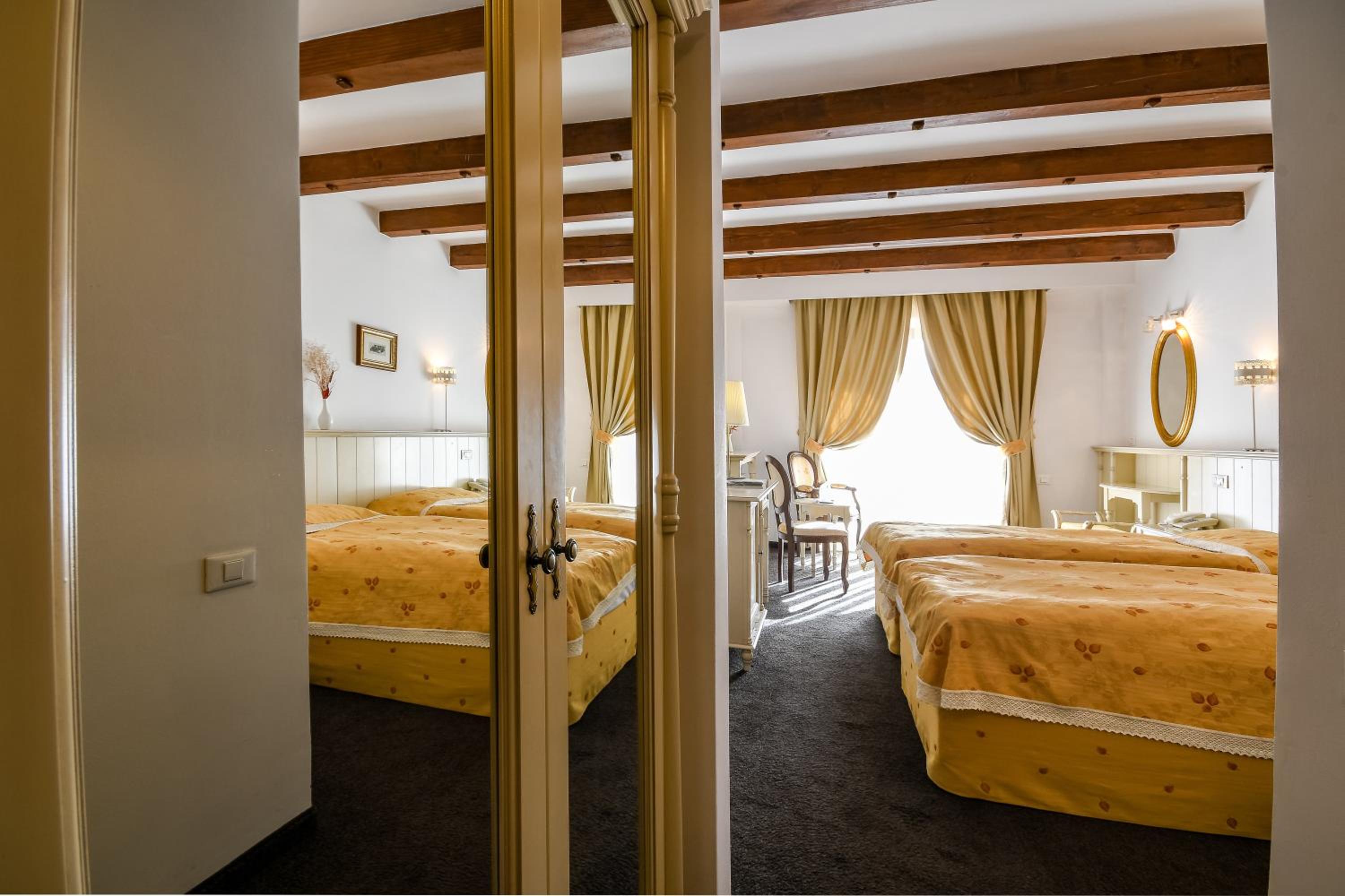 Standard Double Room - Photo 12