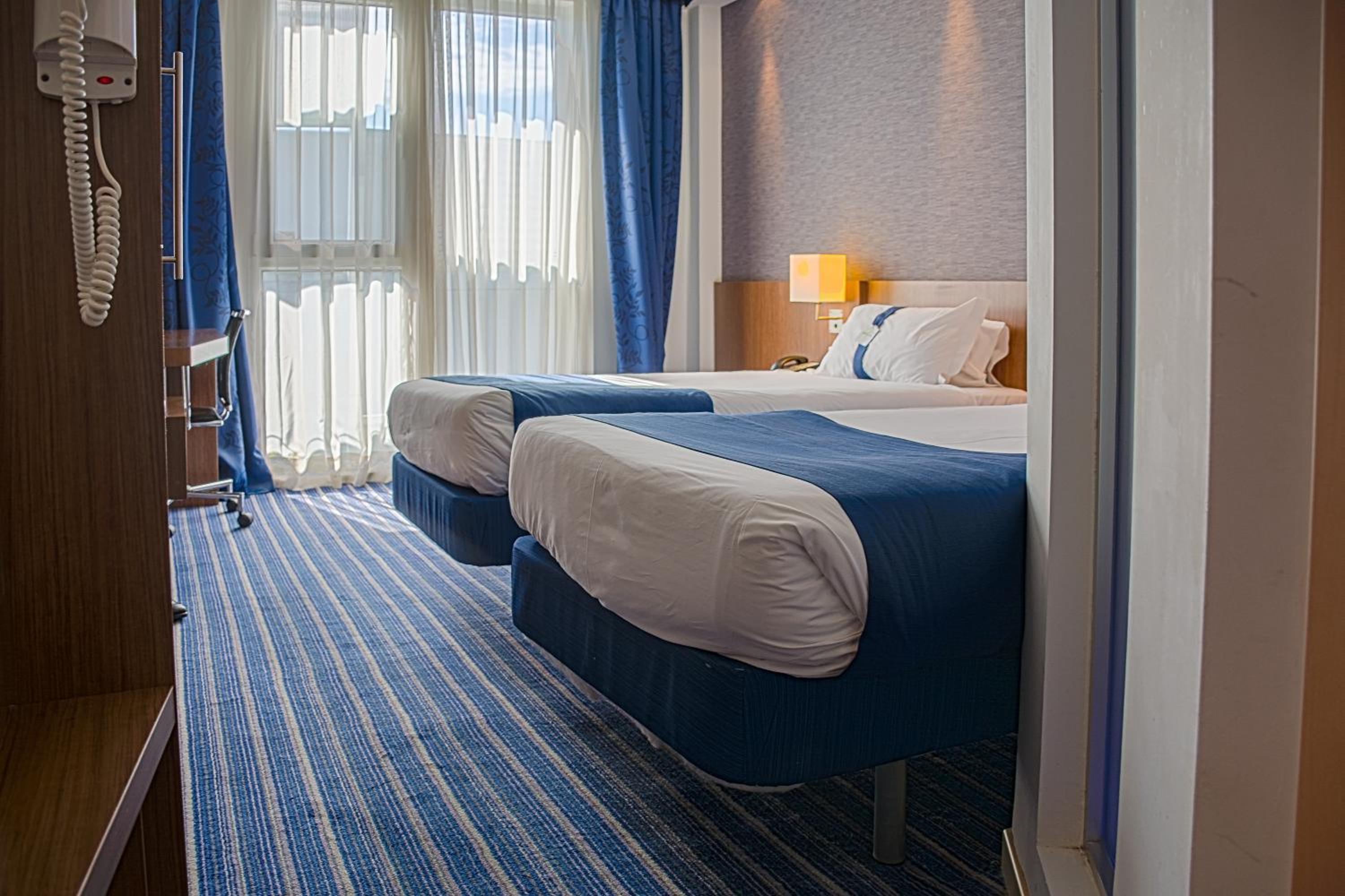 Standard Room with Free Breakfast - Photo 6