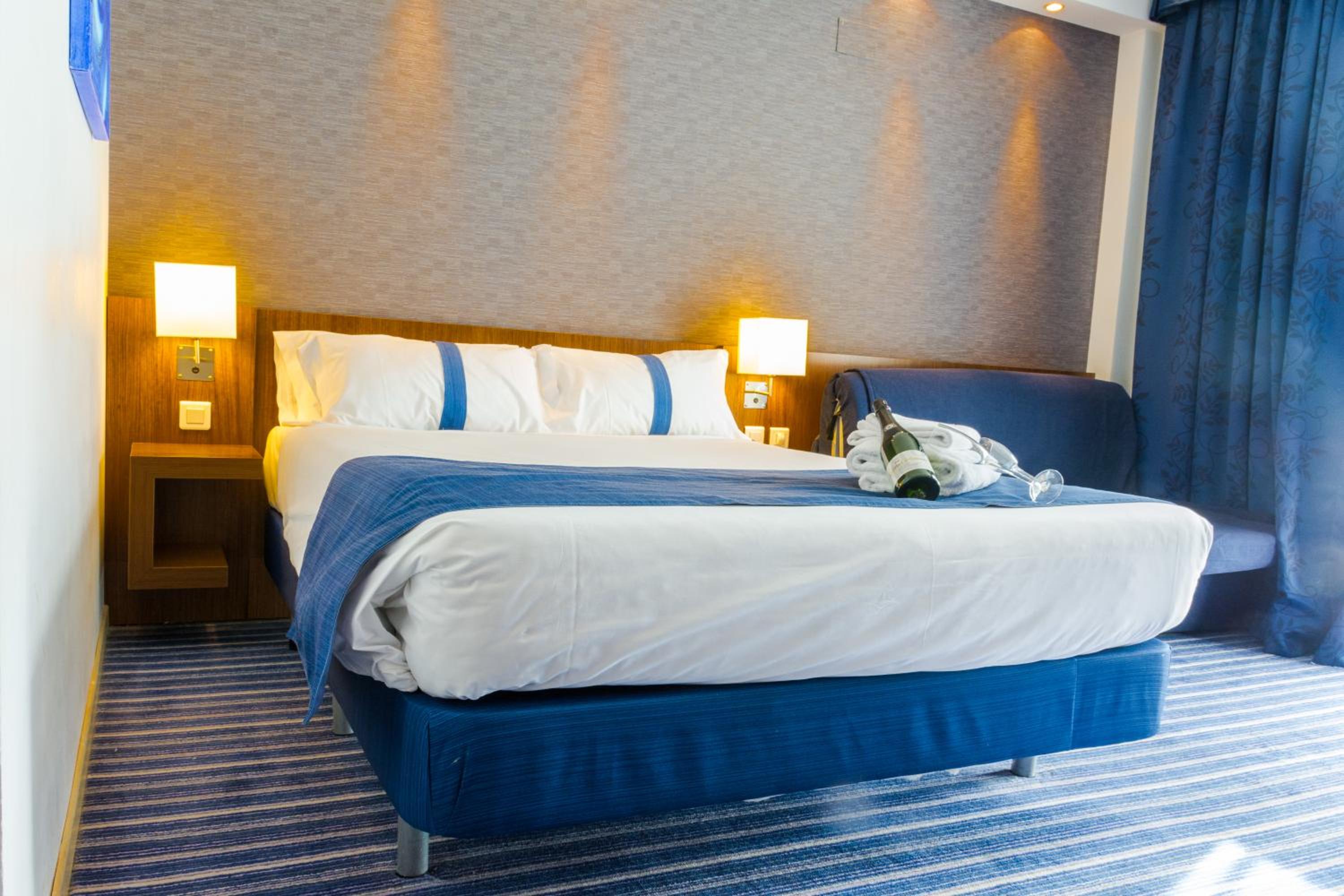 Standard Double Room with Sofa Bed - Photo 11