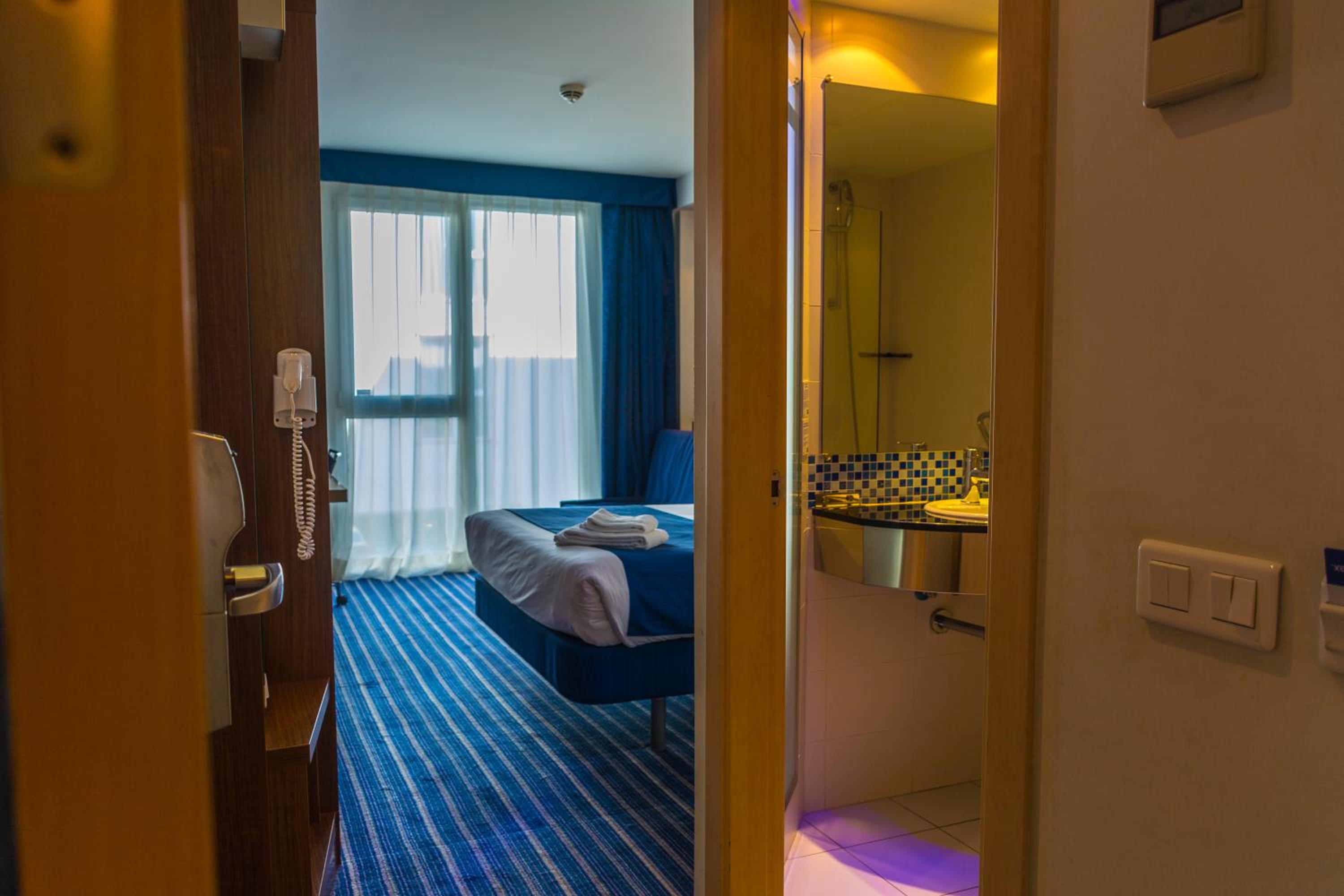 Standard Room with Free Breakfast - Photo 7