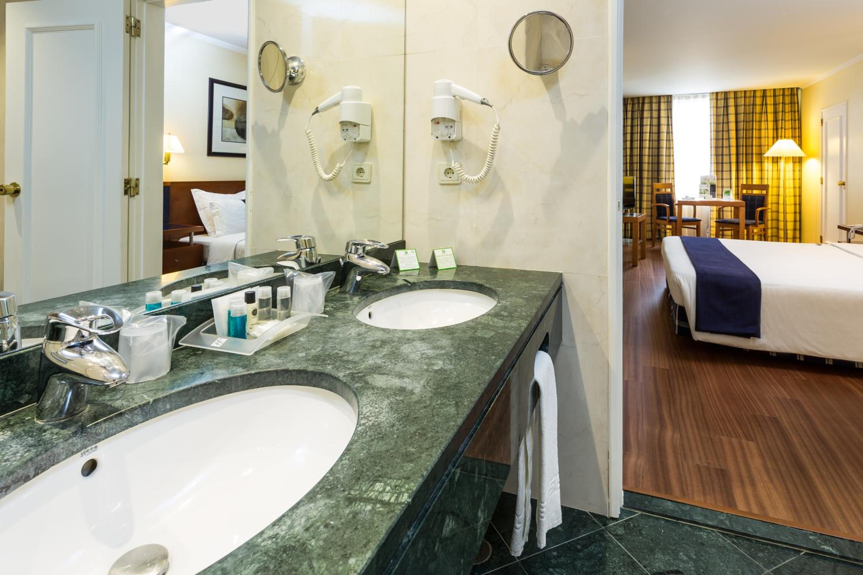 King Suite - Photo 12