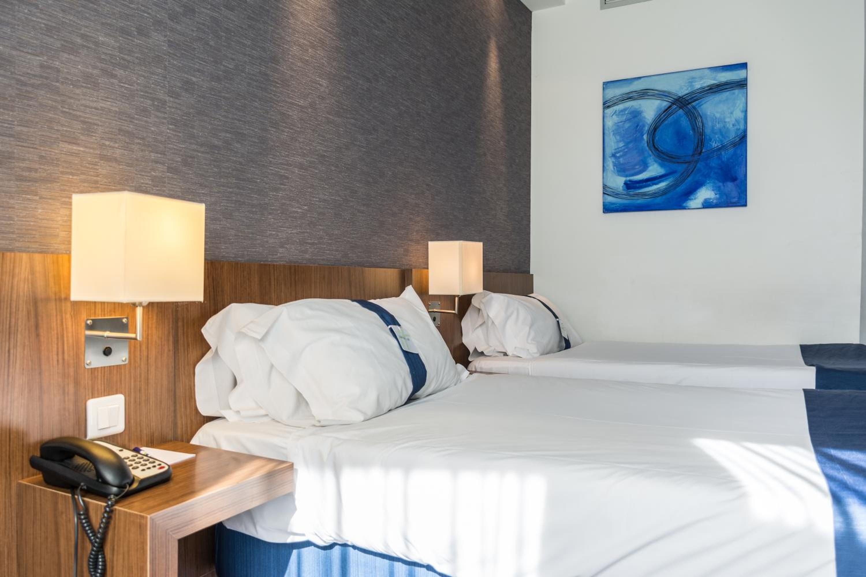 Standard Room with Free Breakfast - Photo 8