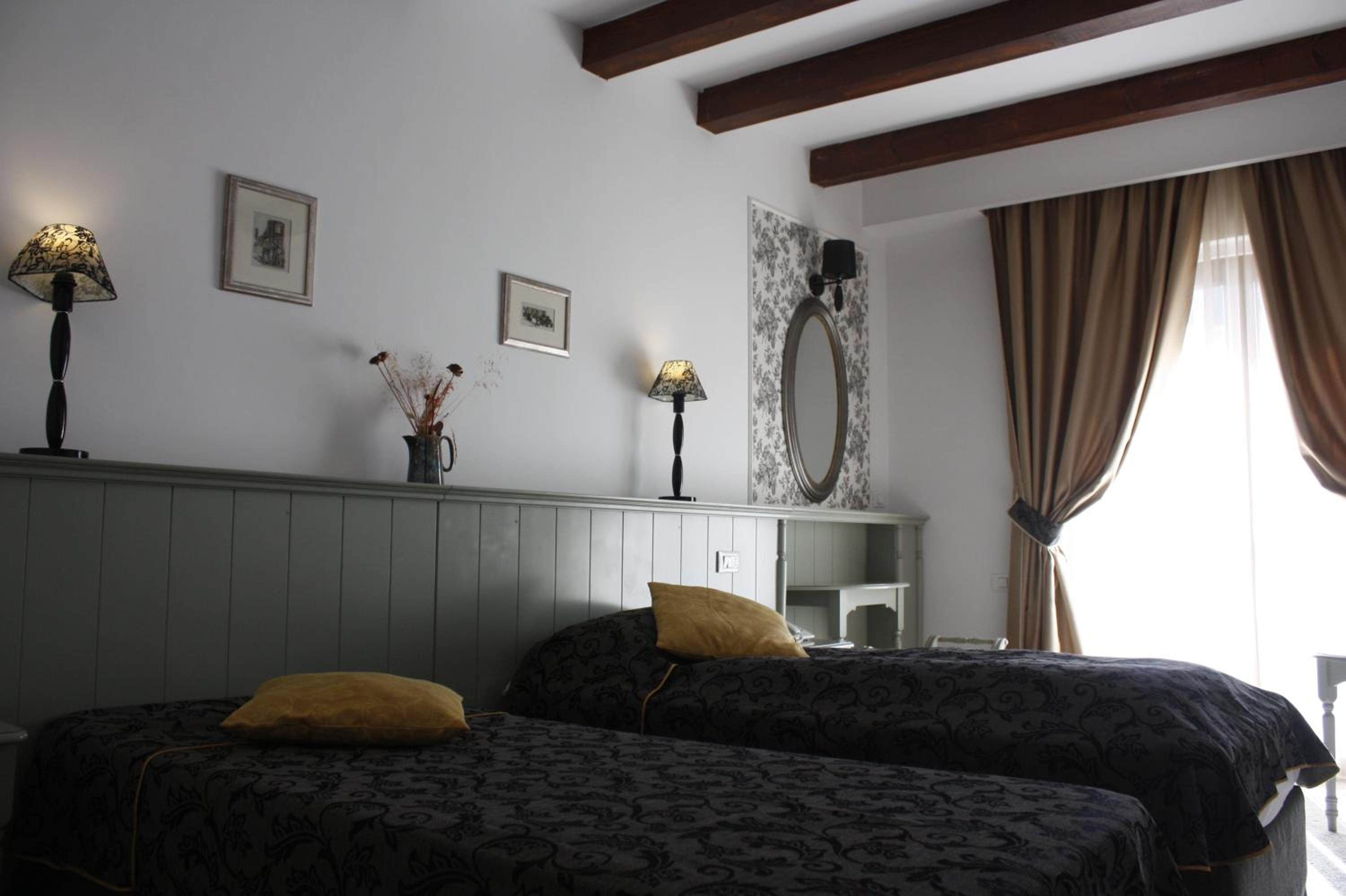 Standard Double Room - Photo 15