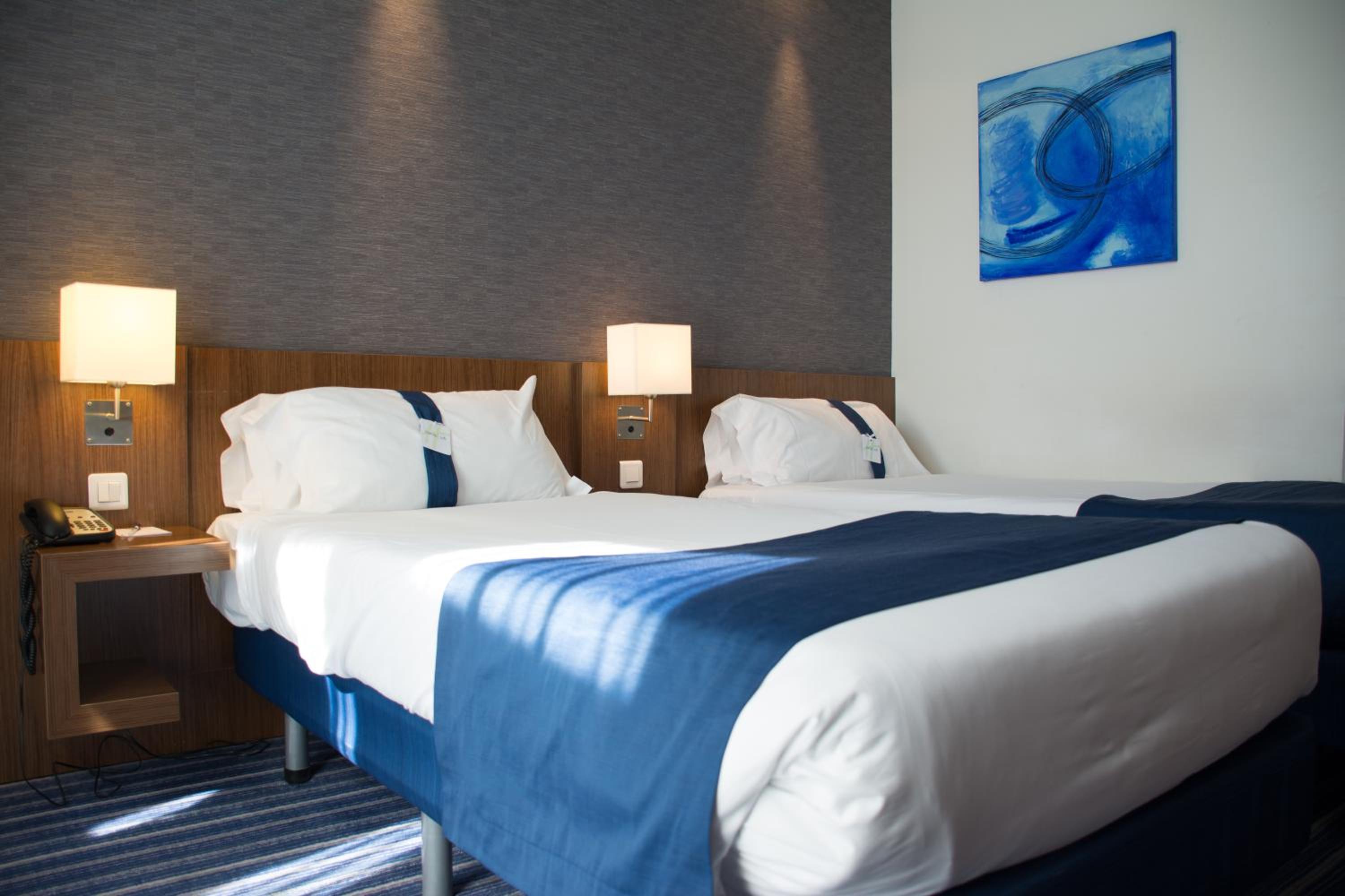 Standard Room with Free Breakfast - Photo 21