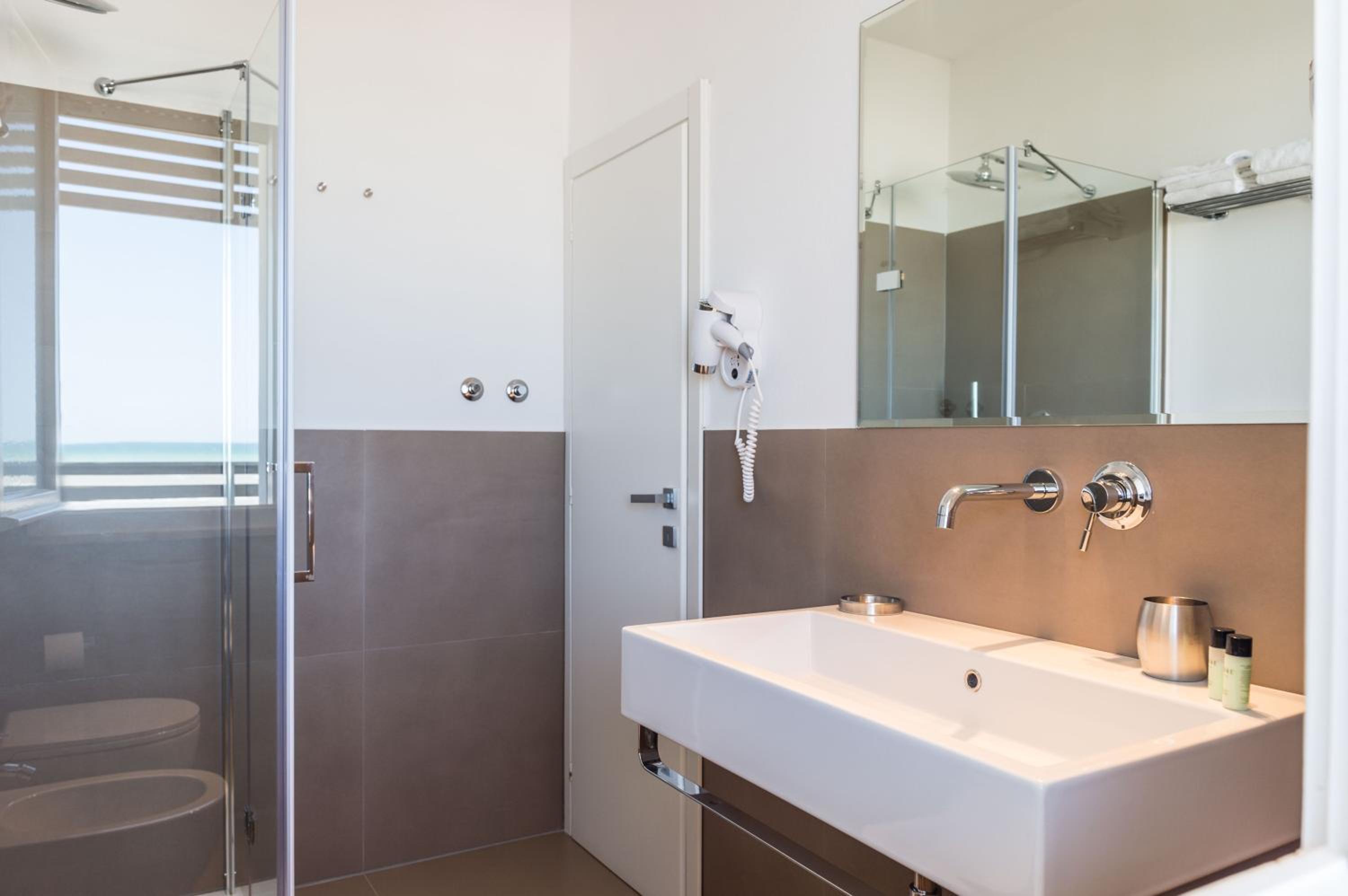 Triple Room with Balcony - Photo 13