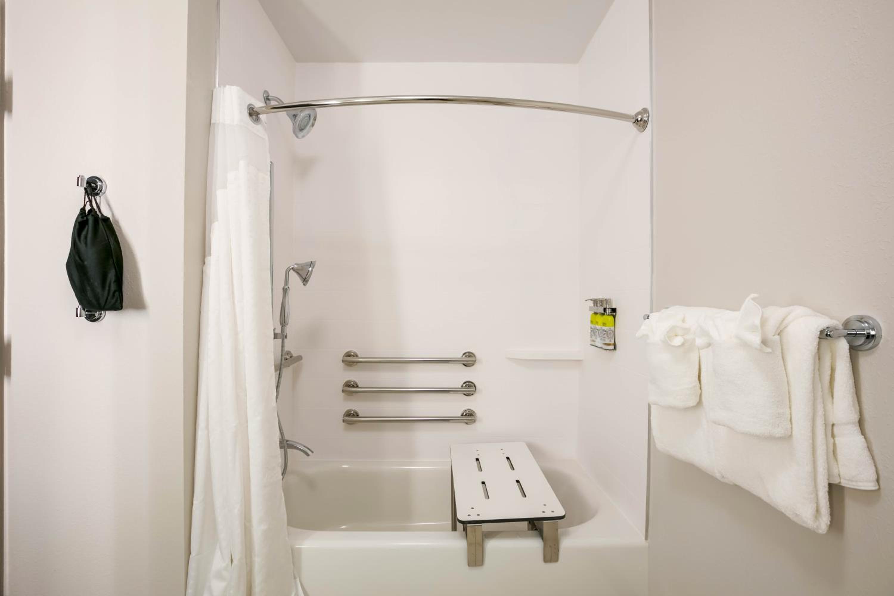 Standard King Room with Accessible Tub - Mobility Access photo 2