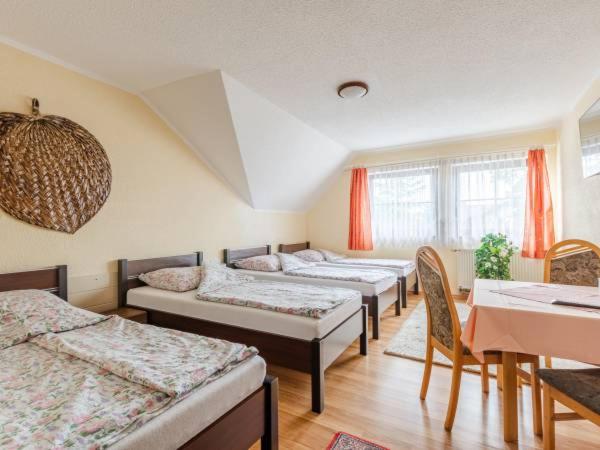 Quadruple Room with Private Bathroom - Photo 2