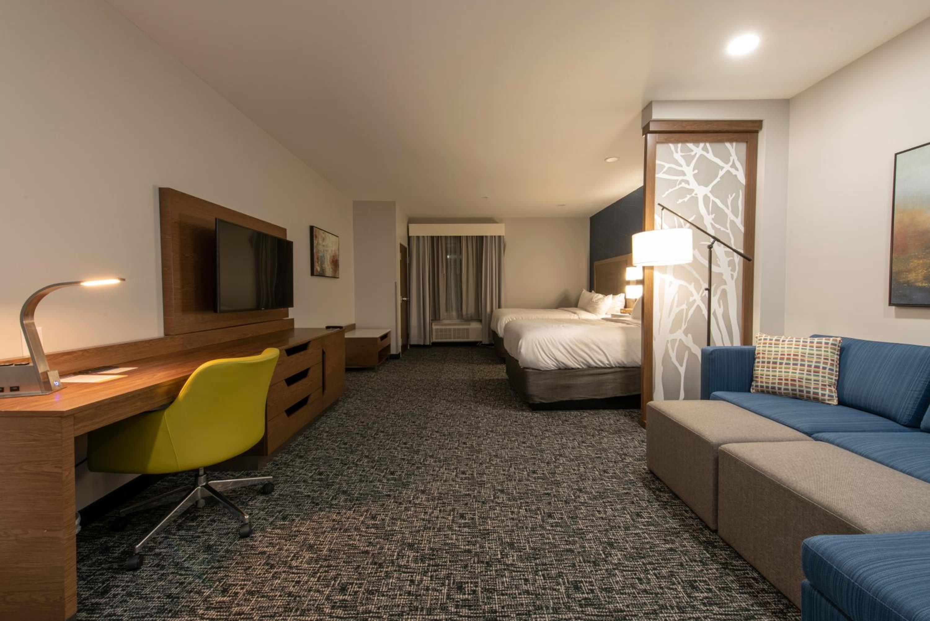 Executive Queen Suite with Two Queen Beds - Non-Smoking - Photo 2