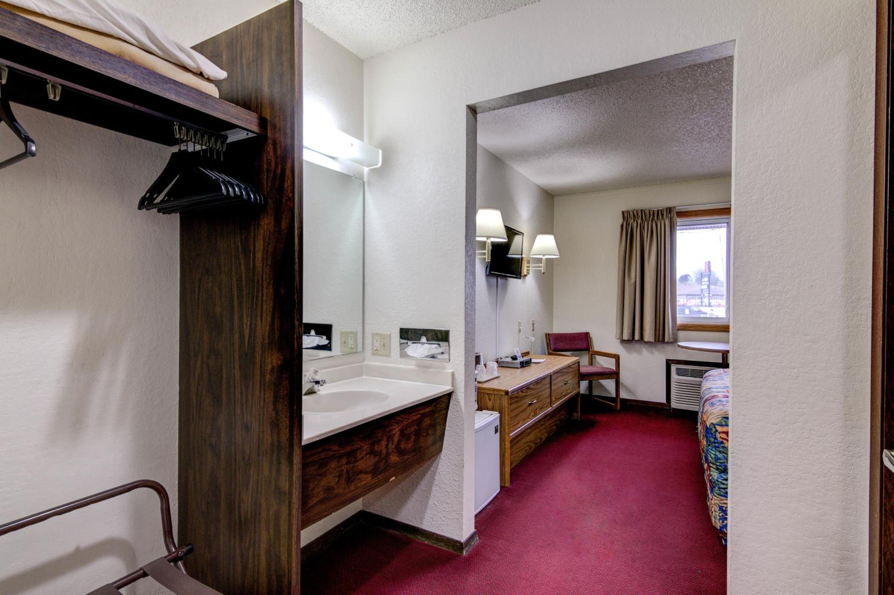 Queen Room - Disability Access photo 3