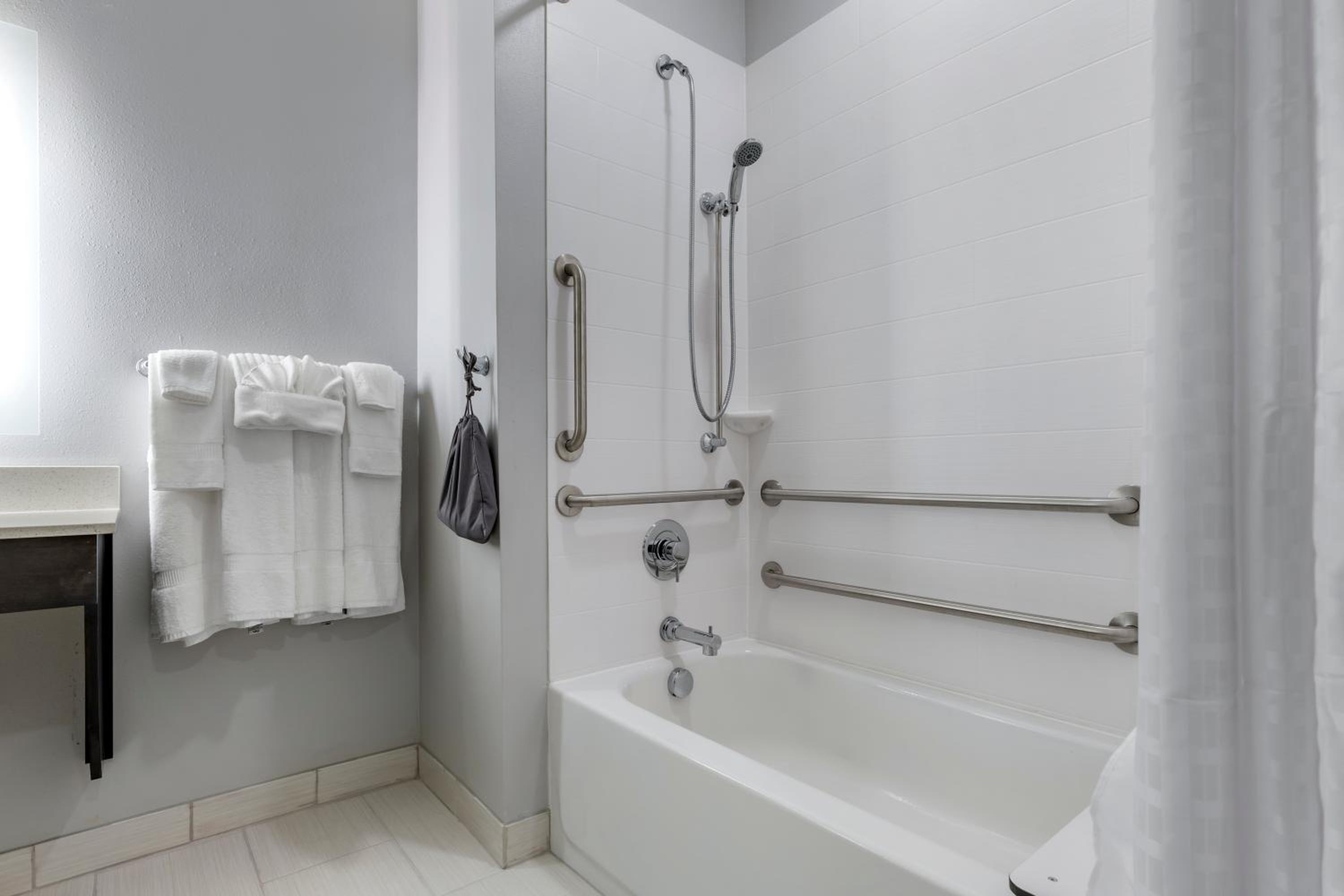 Executive Queen Suite with Two Queen Beds - Accessible/Non-Smoking - Photo 6