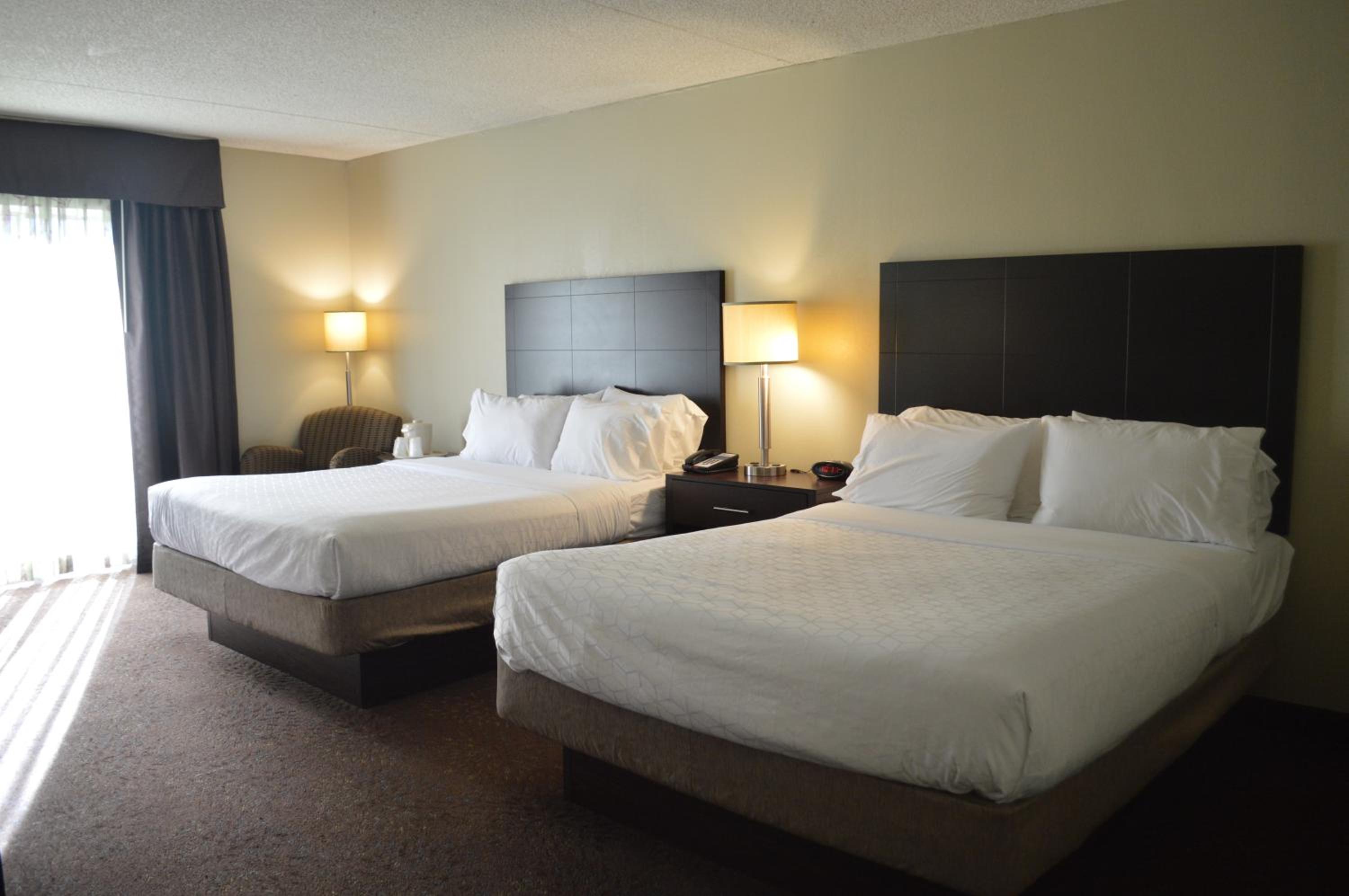 Standard Room with Two Queen Beds - Photo 7