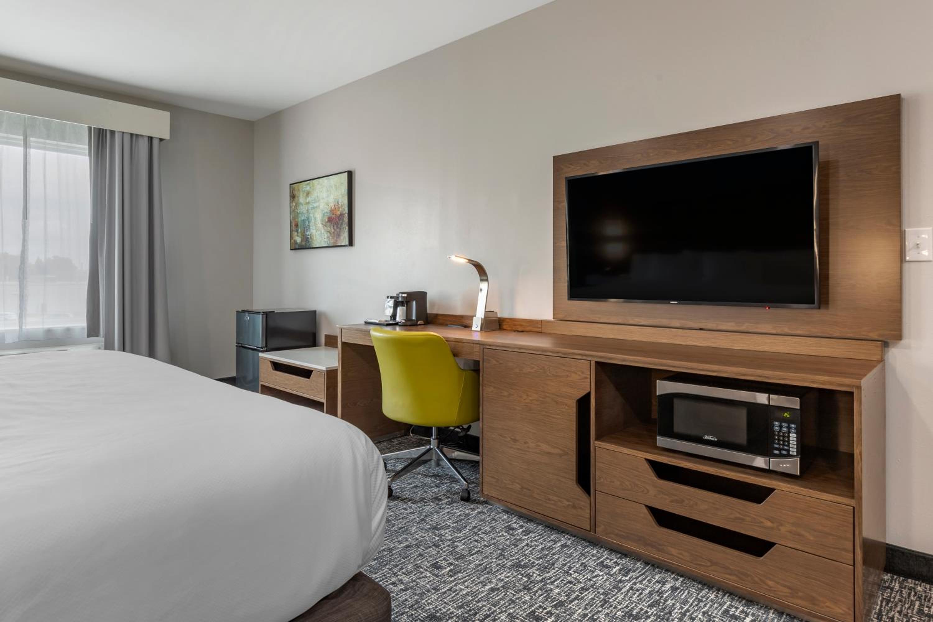 King Suite with Whirlpool - Non-Smoking - Photo 5