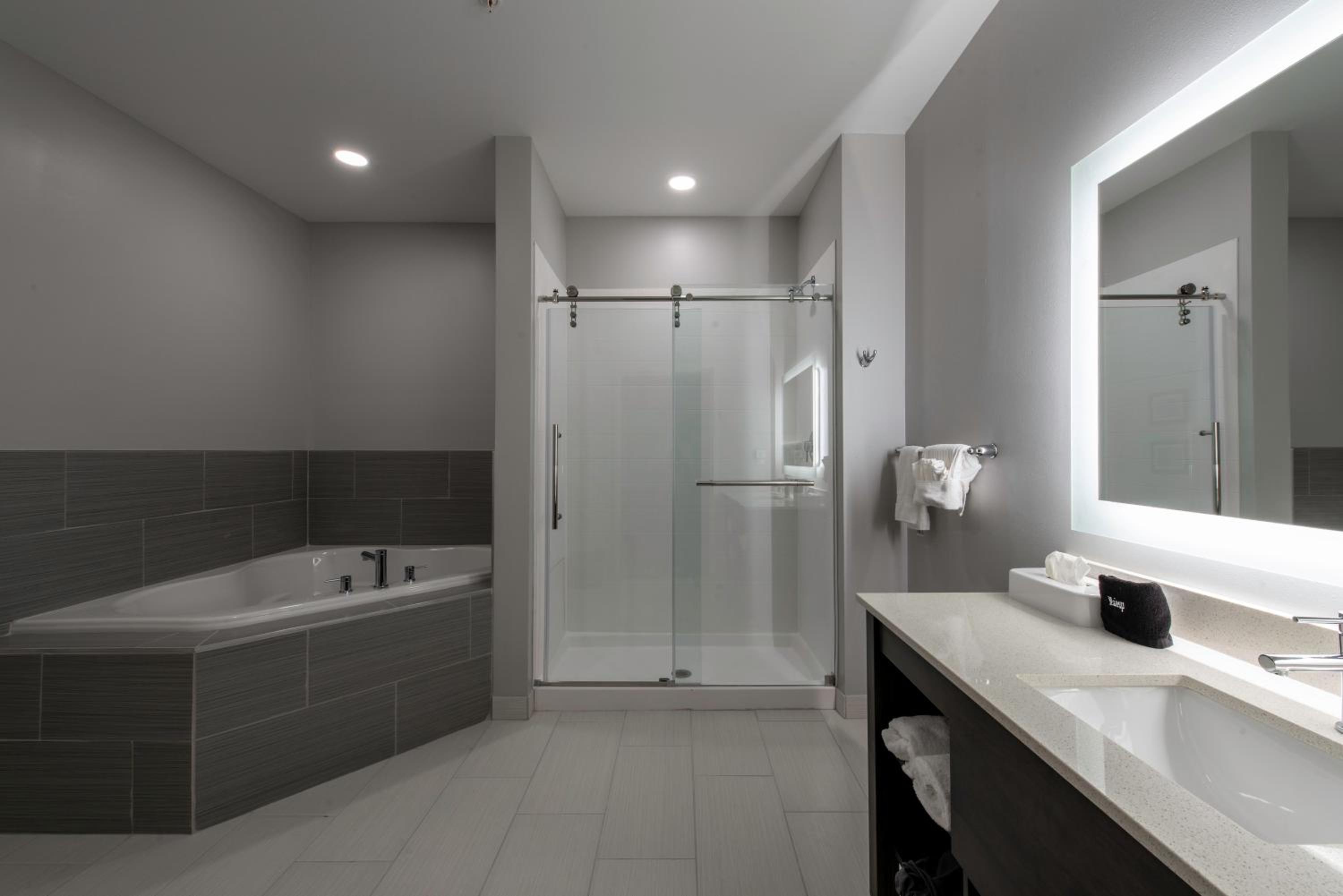 King Suite with Whirlpool - Non-Smoking - Photo 2