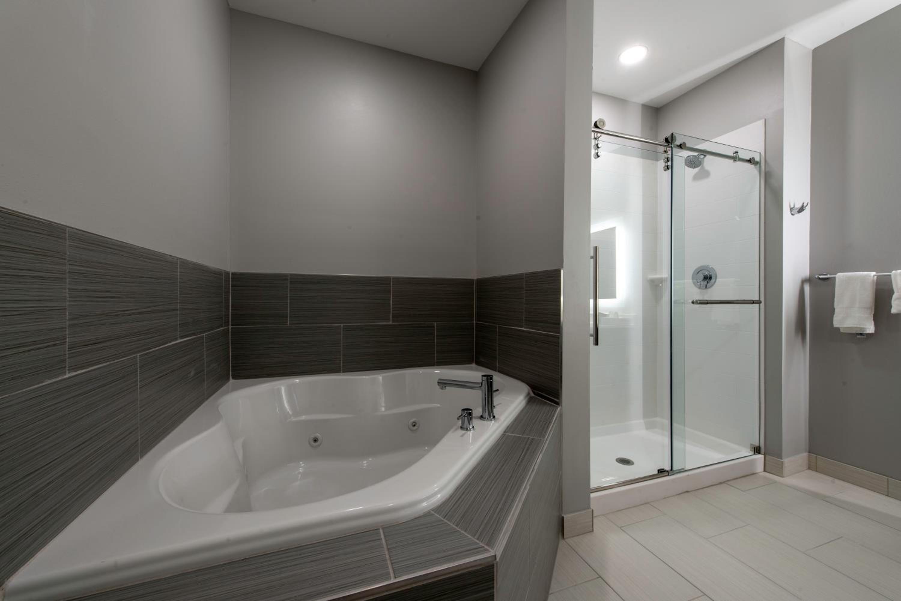 King Suite with Whirlpool - Non-Smoking - Photo 4