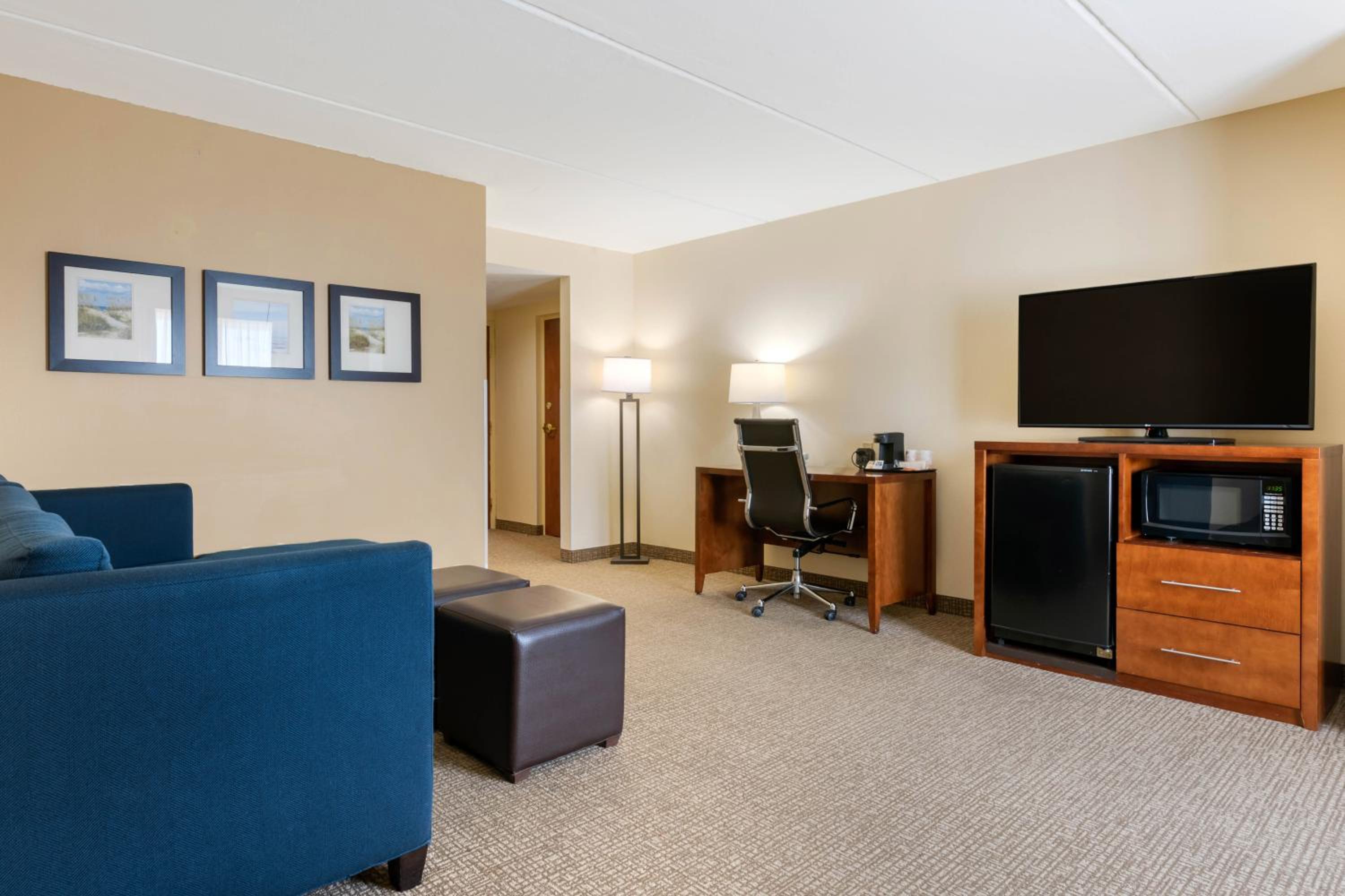 Queen Suite with Two Queen Beds and Accessible Tub - Accessible/Non-Smoking - Photo 3