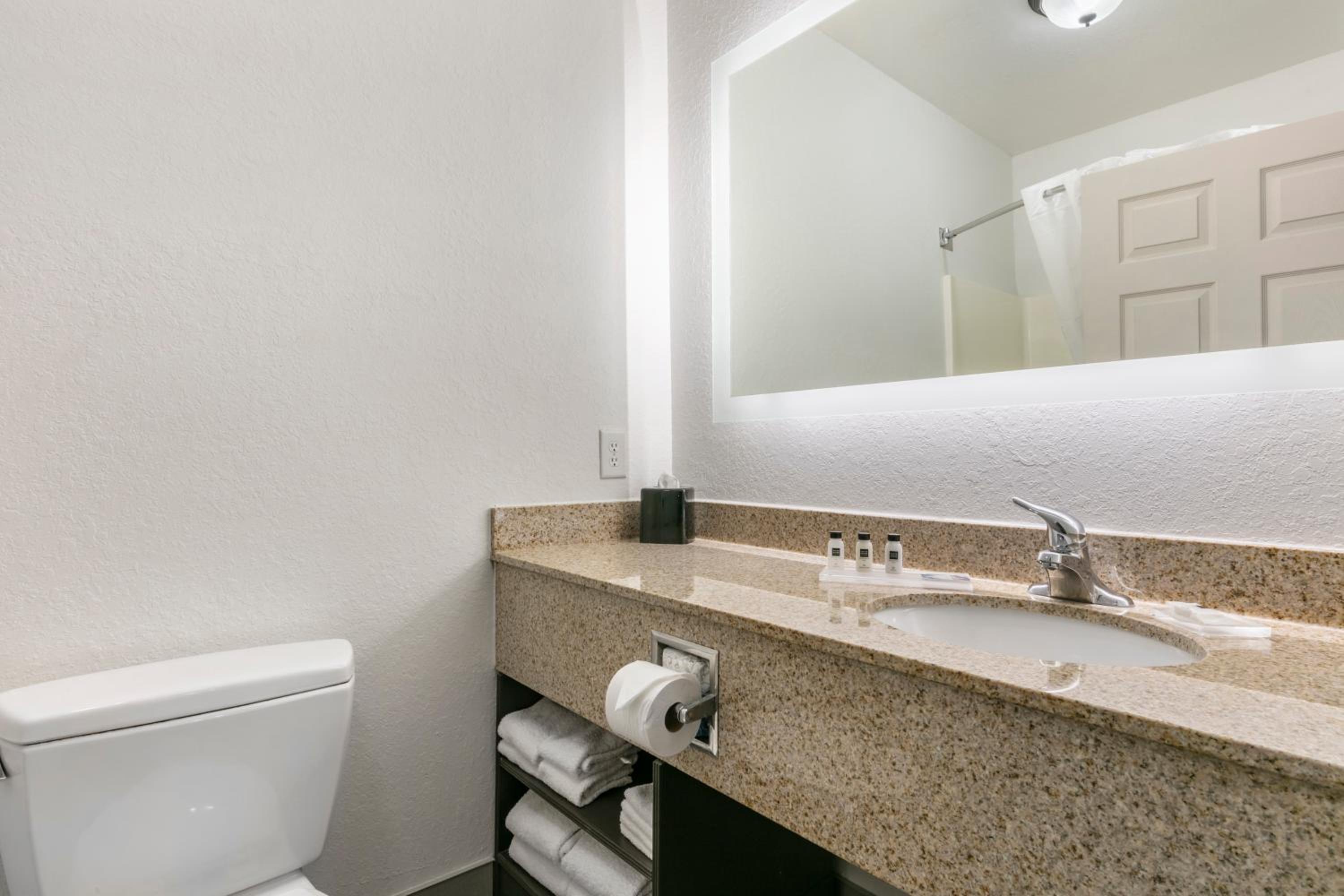 King Suite - Accessible/Non-Smoking - Photo 5