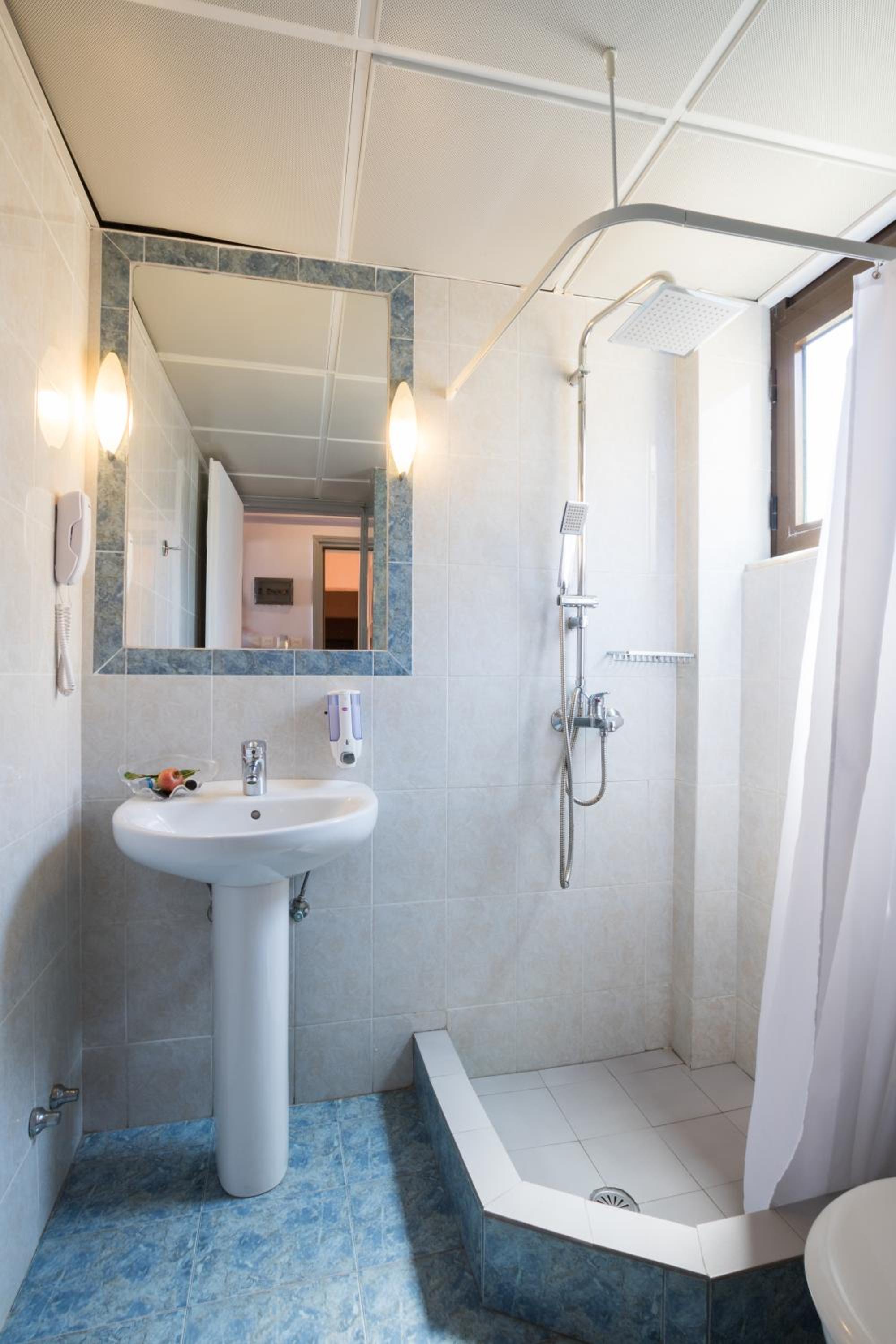 Twin Room with Sea View - Photo 8