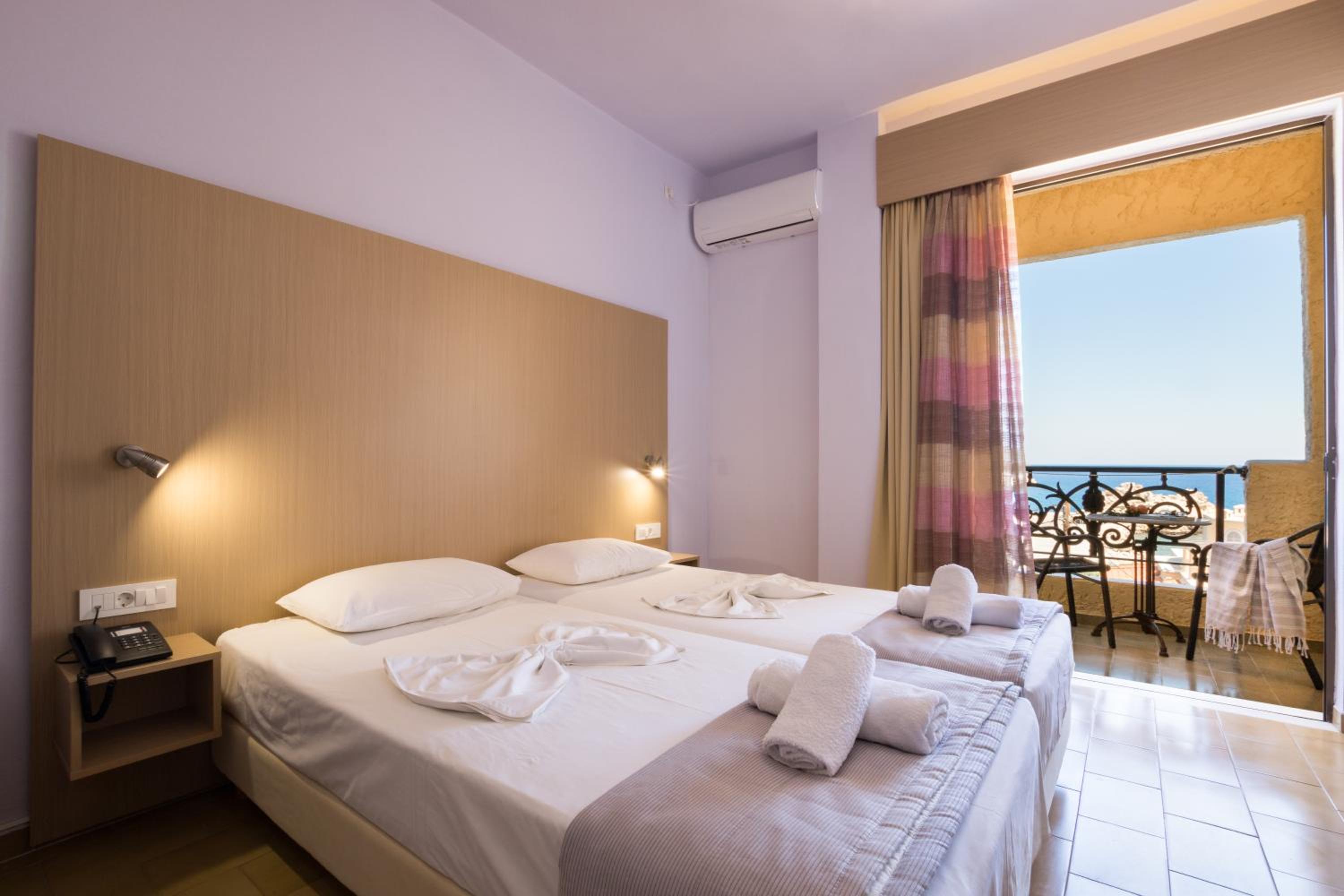 Twin Room with Sea View - Photo 16