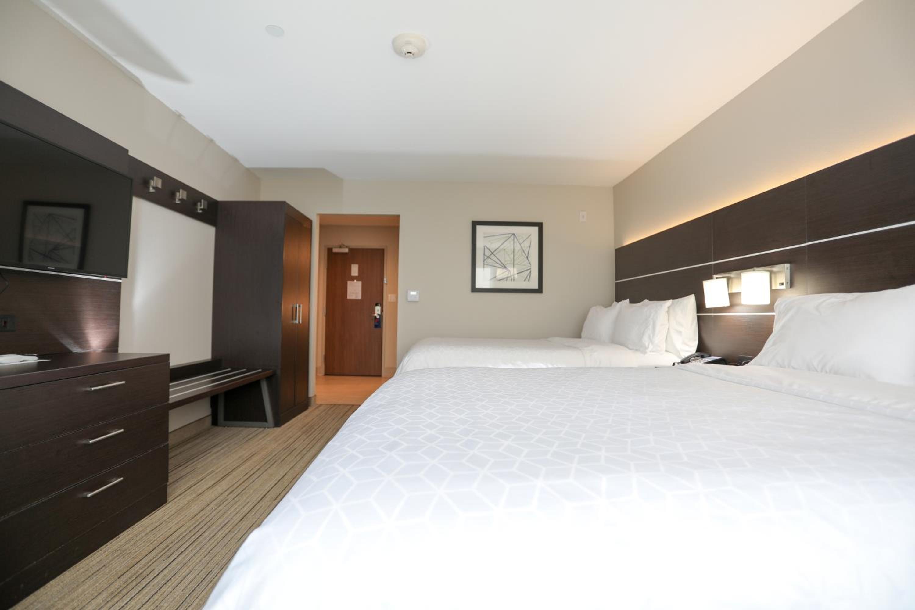 Standard Queen Room with Two Queen Beds - Photo 4