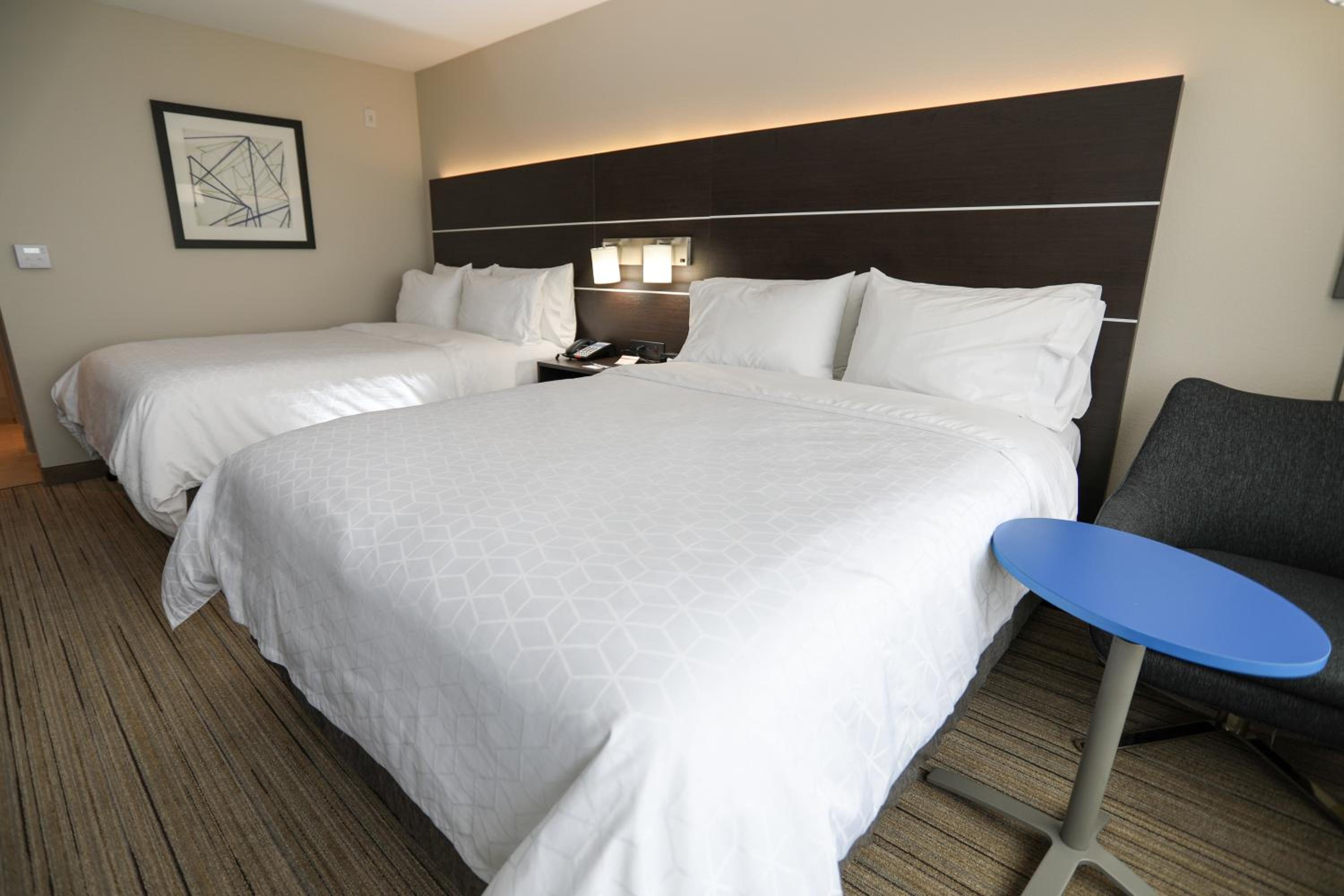 Standard Queen Room with Two Queen Beds - Photo 2