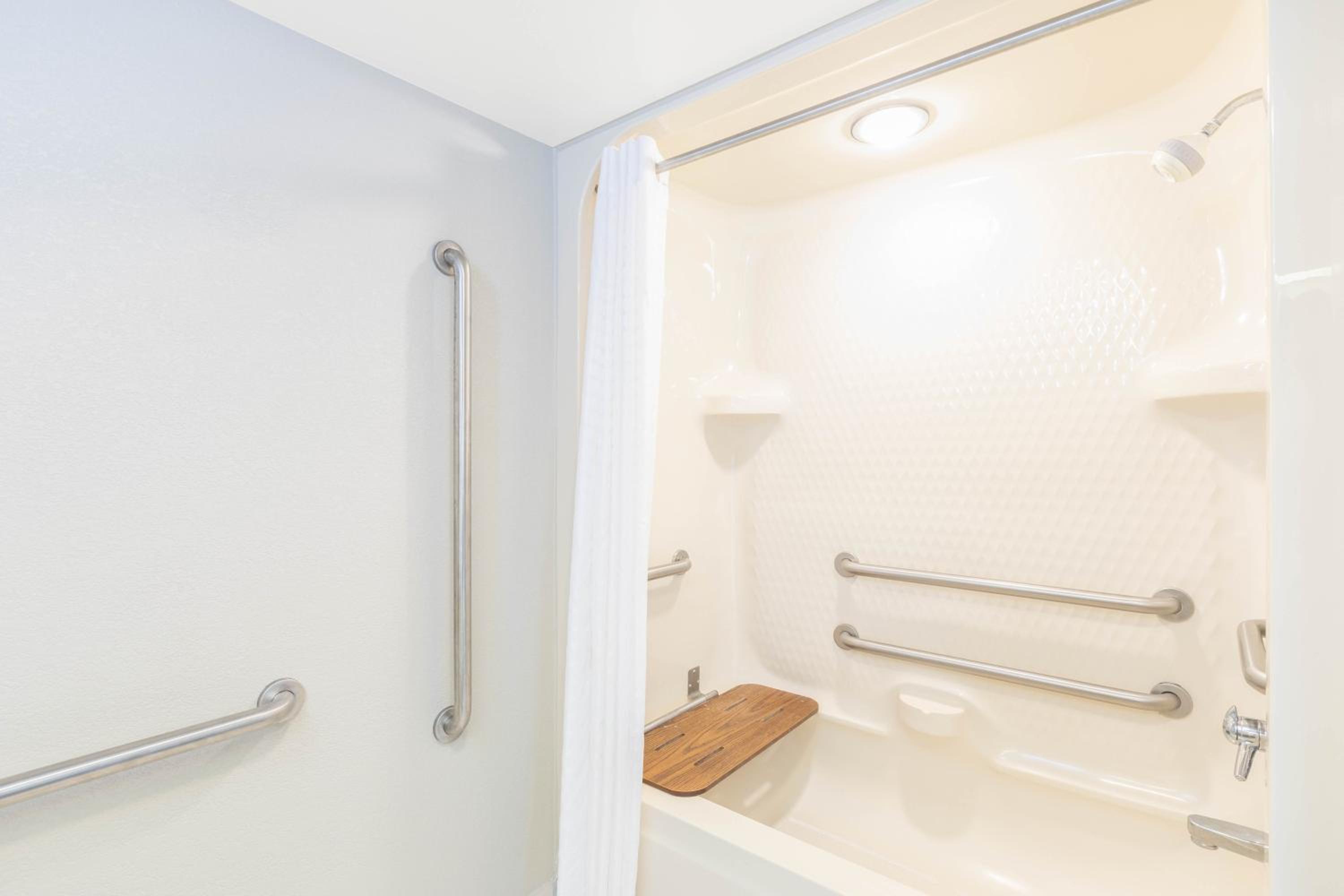 Double Room with Two Double Beds and Bath Tub - Mobility Accessible/Non-Smoking - Photo 2