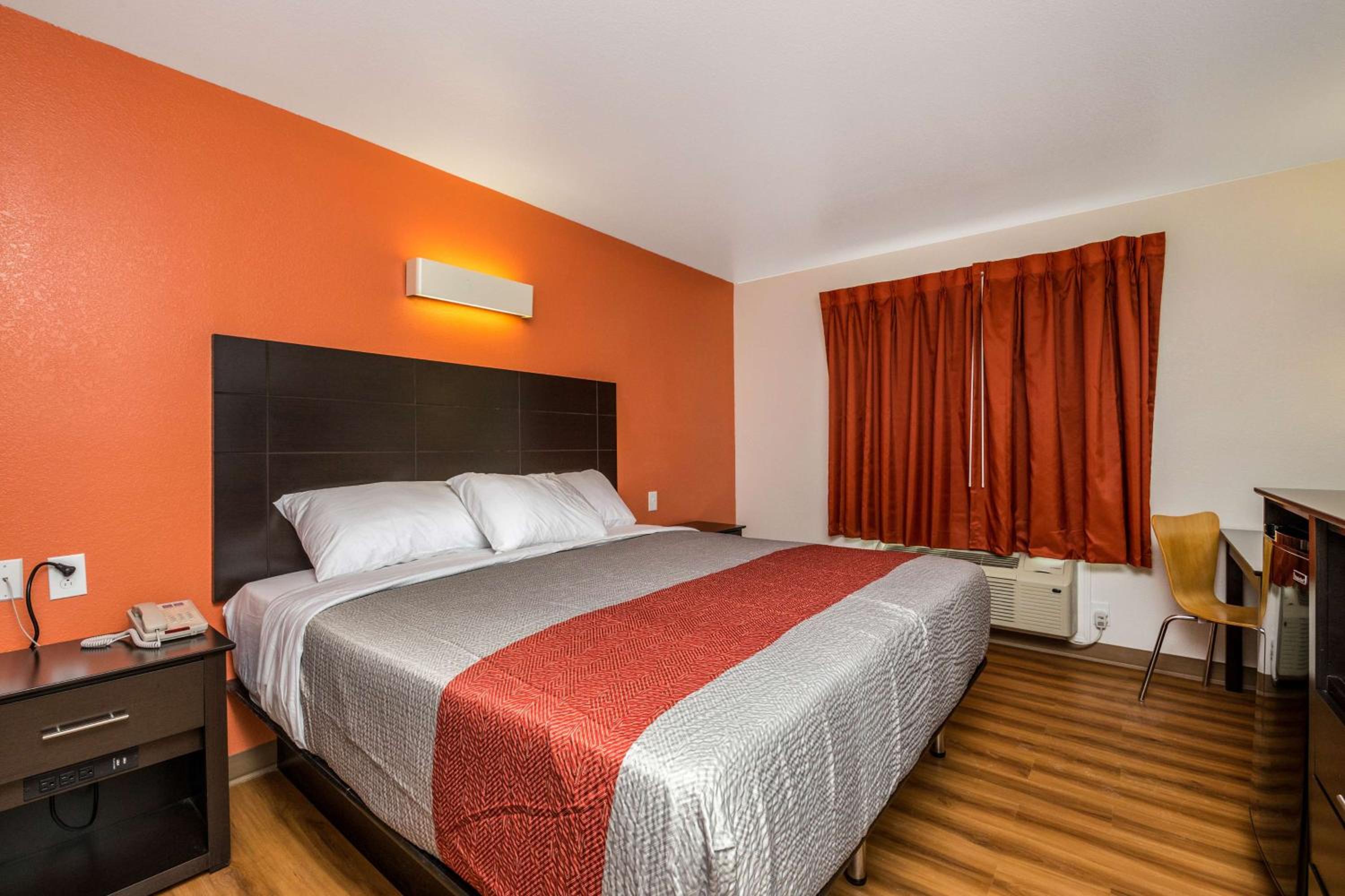 King Room - Non-Smoking - Photo 4