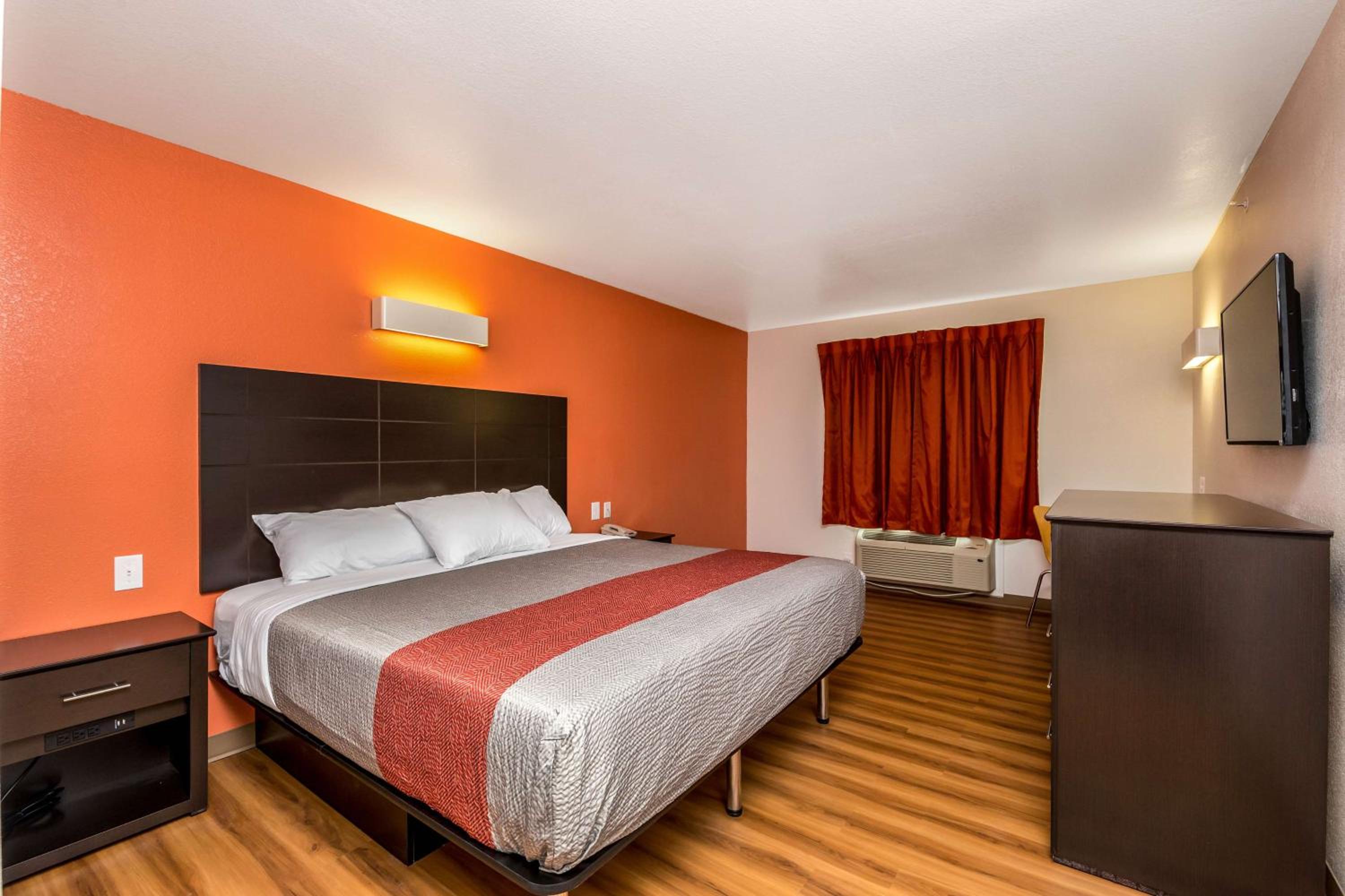 King Room - Non-Smoking - Photo 2