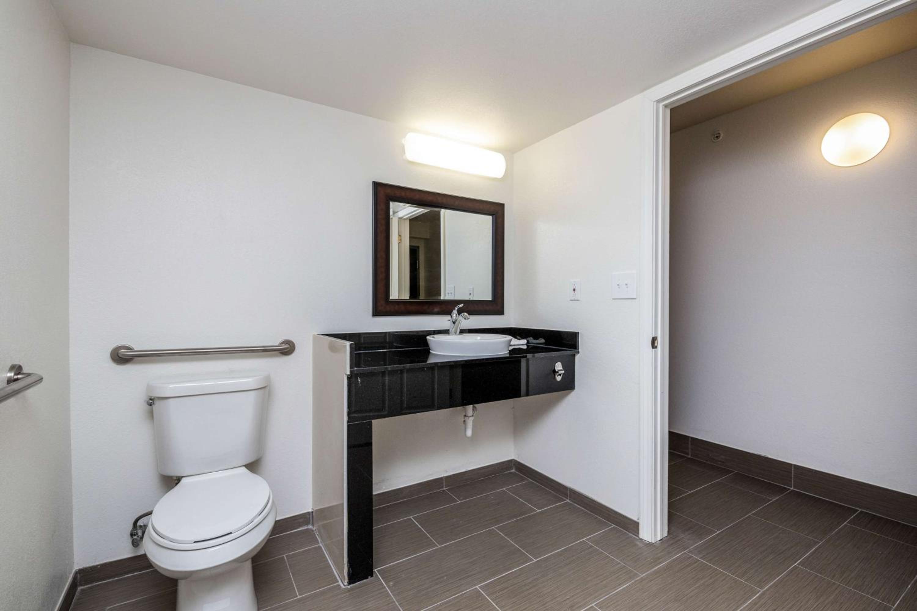 King Room - Non-Smoking - Photo 5