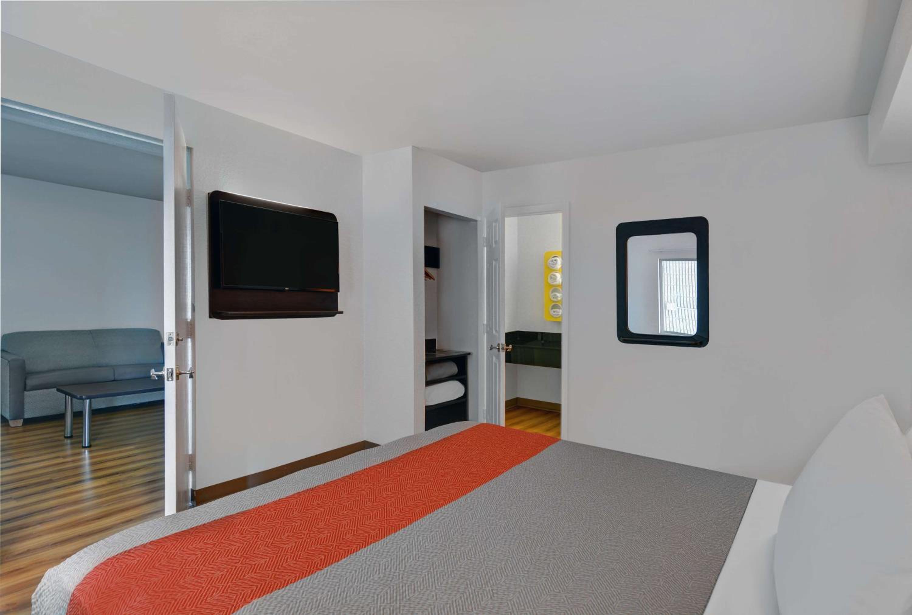 Suite - Photo 4