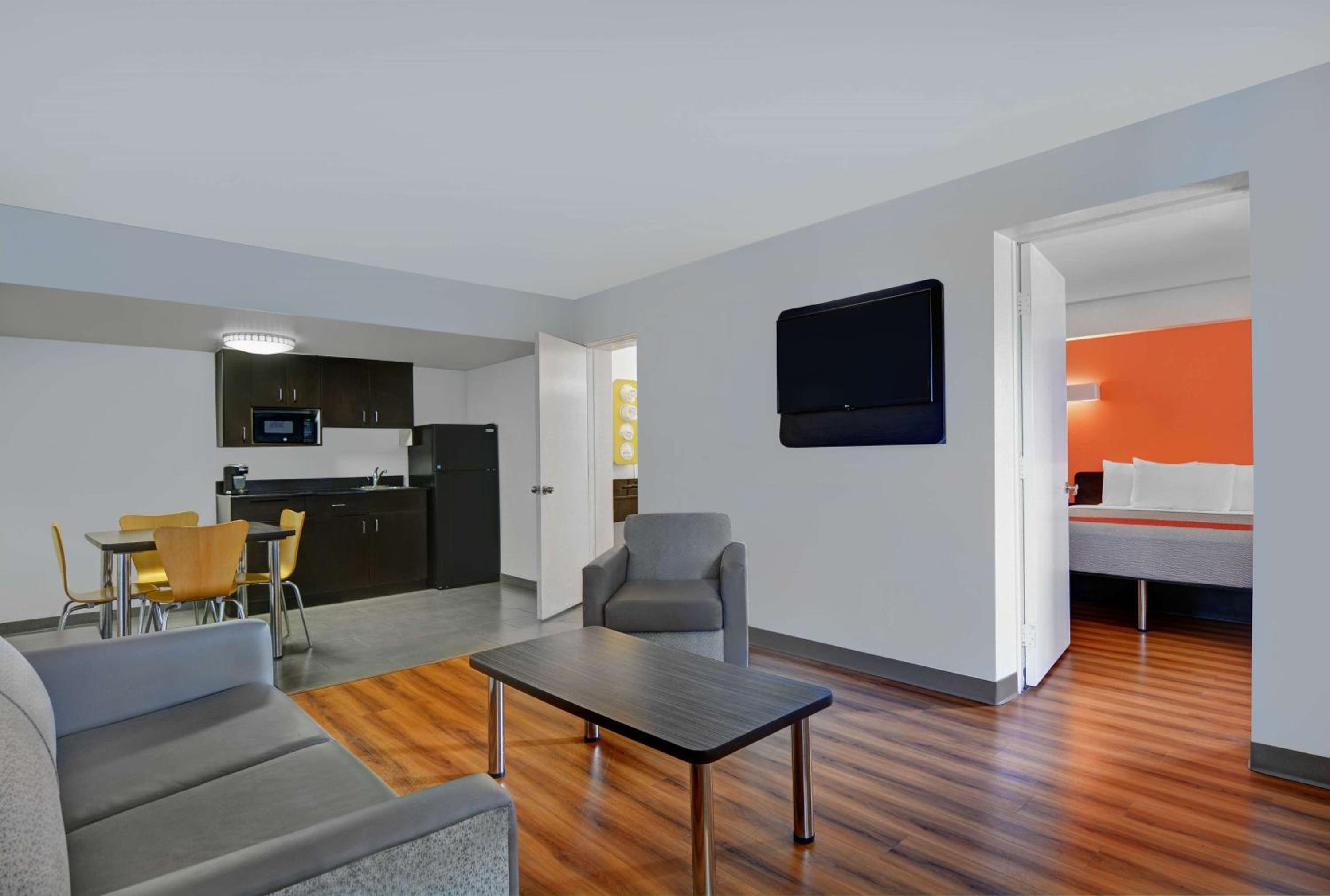 Suite - Photo 6