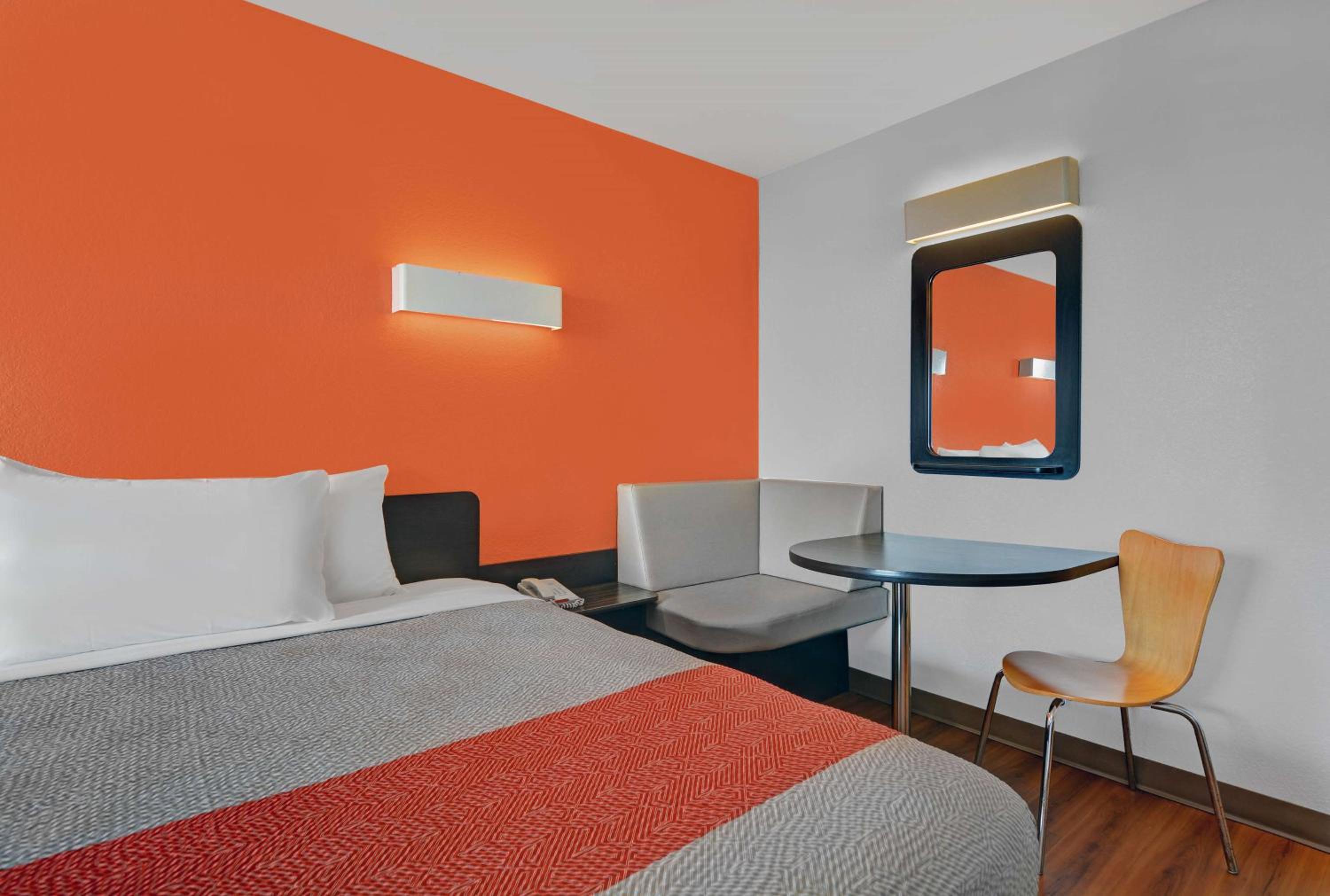 Deluxe King Room - Photo 8
