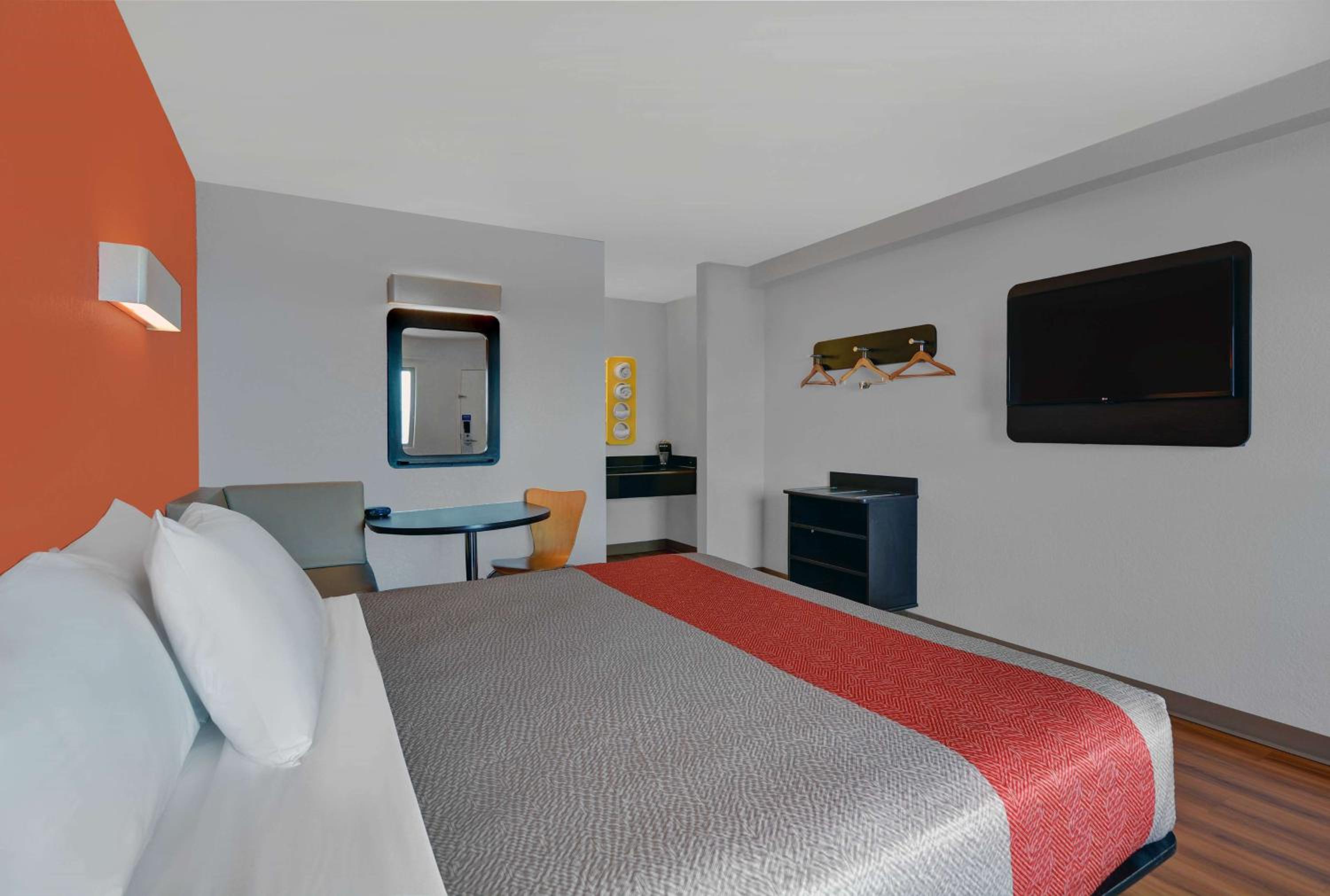 Deluxe King Room - Photo 9