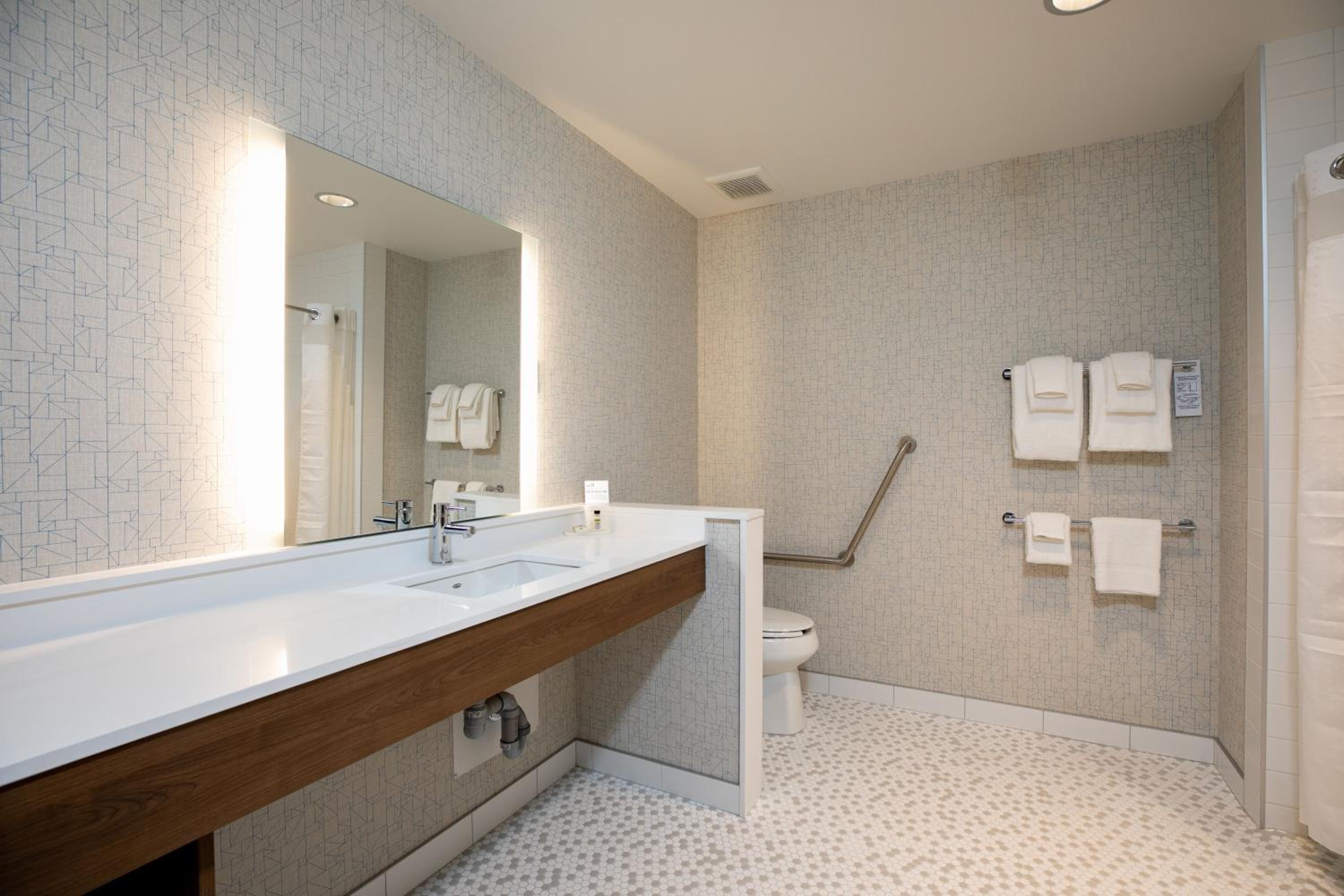 Standard King Room with Mobility Accessible Roll-In Shower - Photo 2