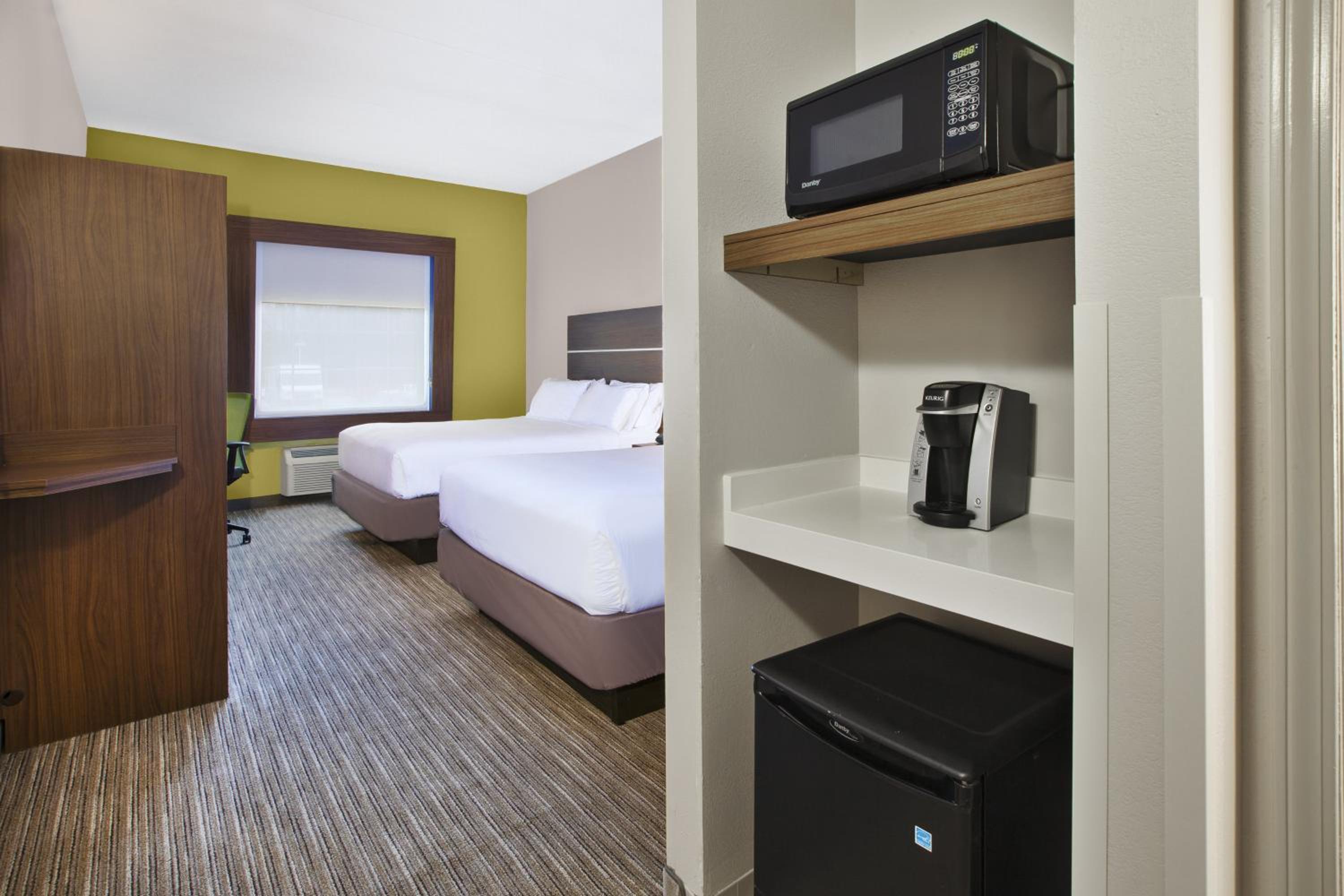 Standard Room with Two Queen Beds - Photo 4