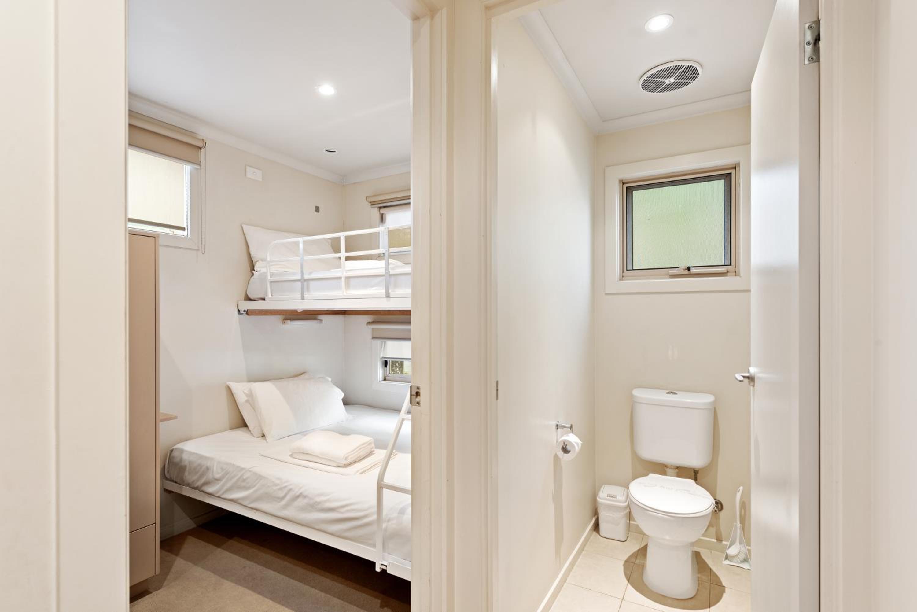 Deluxe 3 Bedroom Duplex Cabin - Photo 10