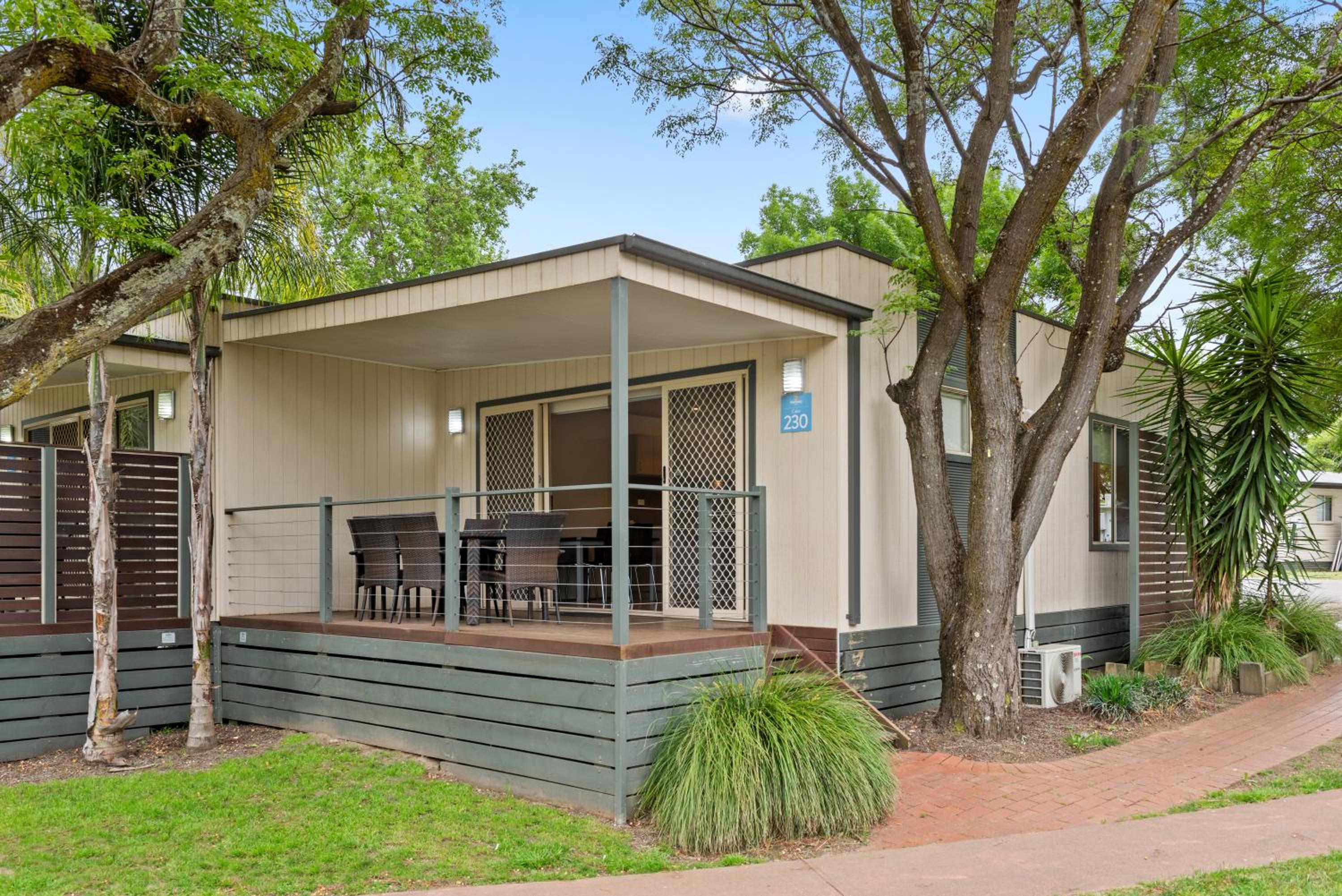 Deluxe 3 Bedroom Duplex Cabin - Photo 2