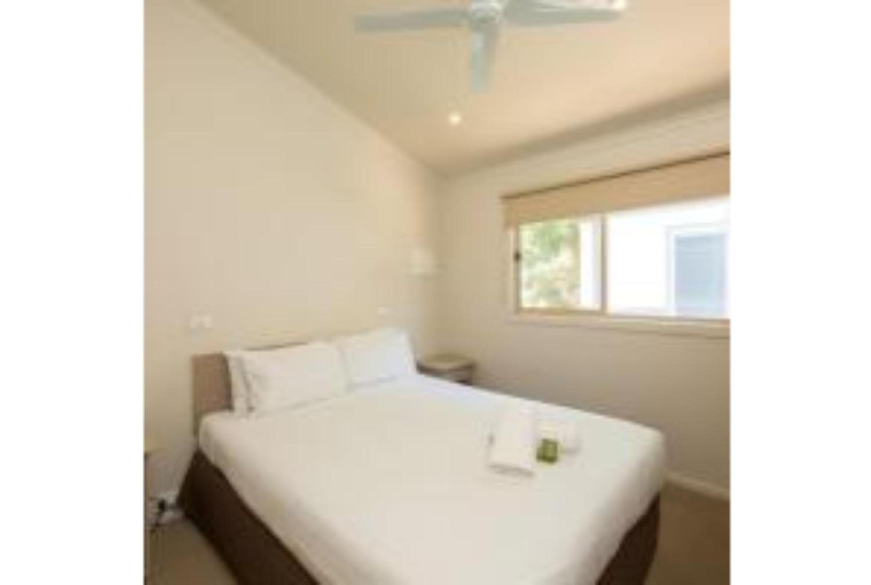 Deluxe Cabin - Sleeps 5 - Photo 5