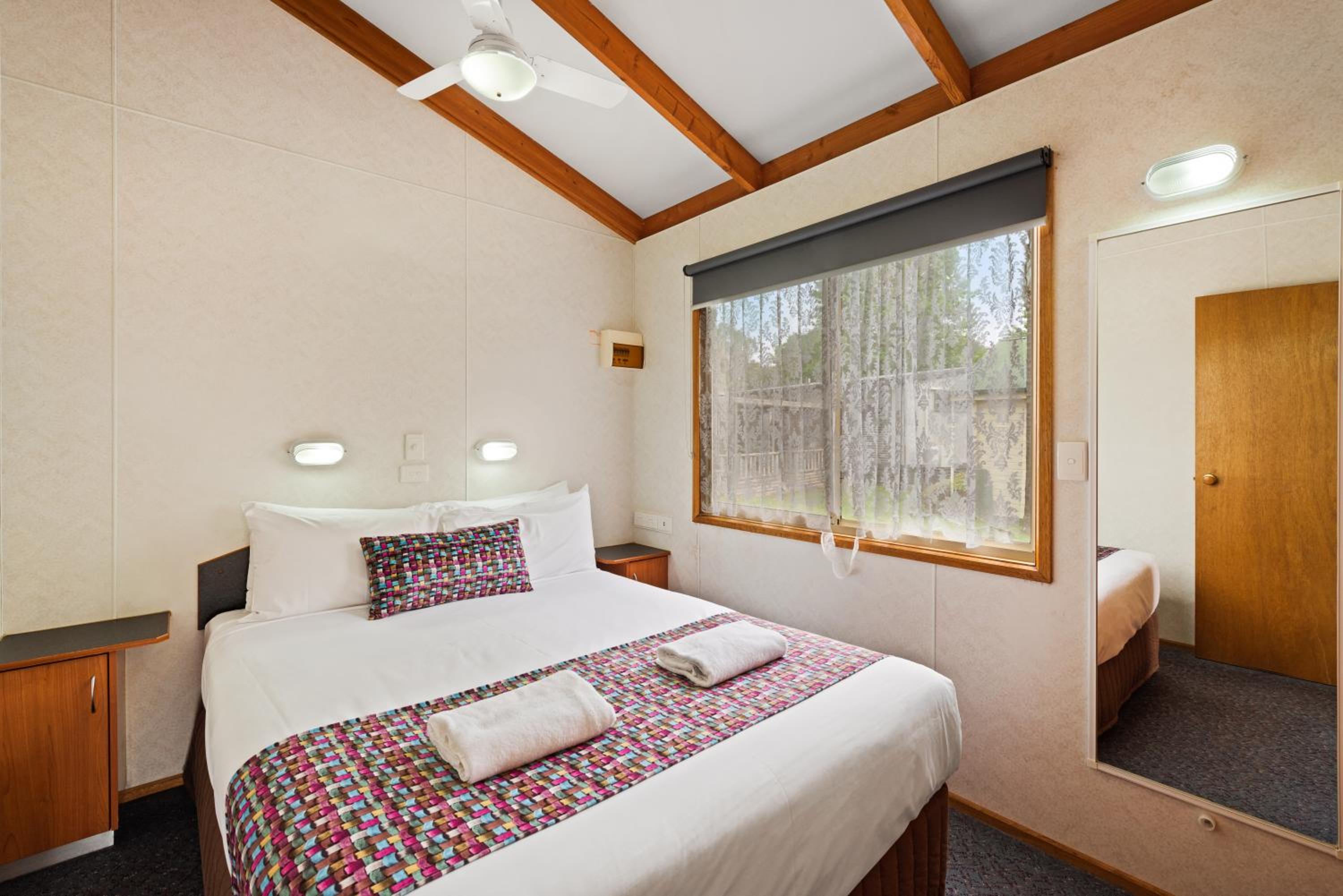 Superior 2 Bedroom Cabin - Sleeps 5 - Photo 4