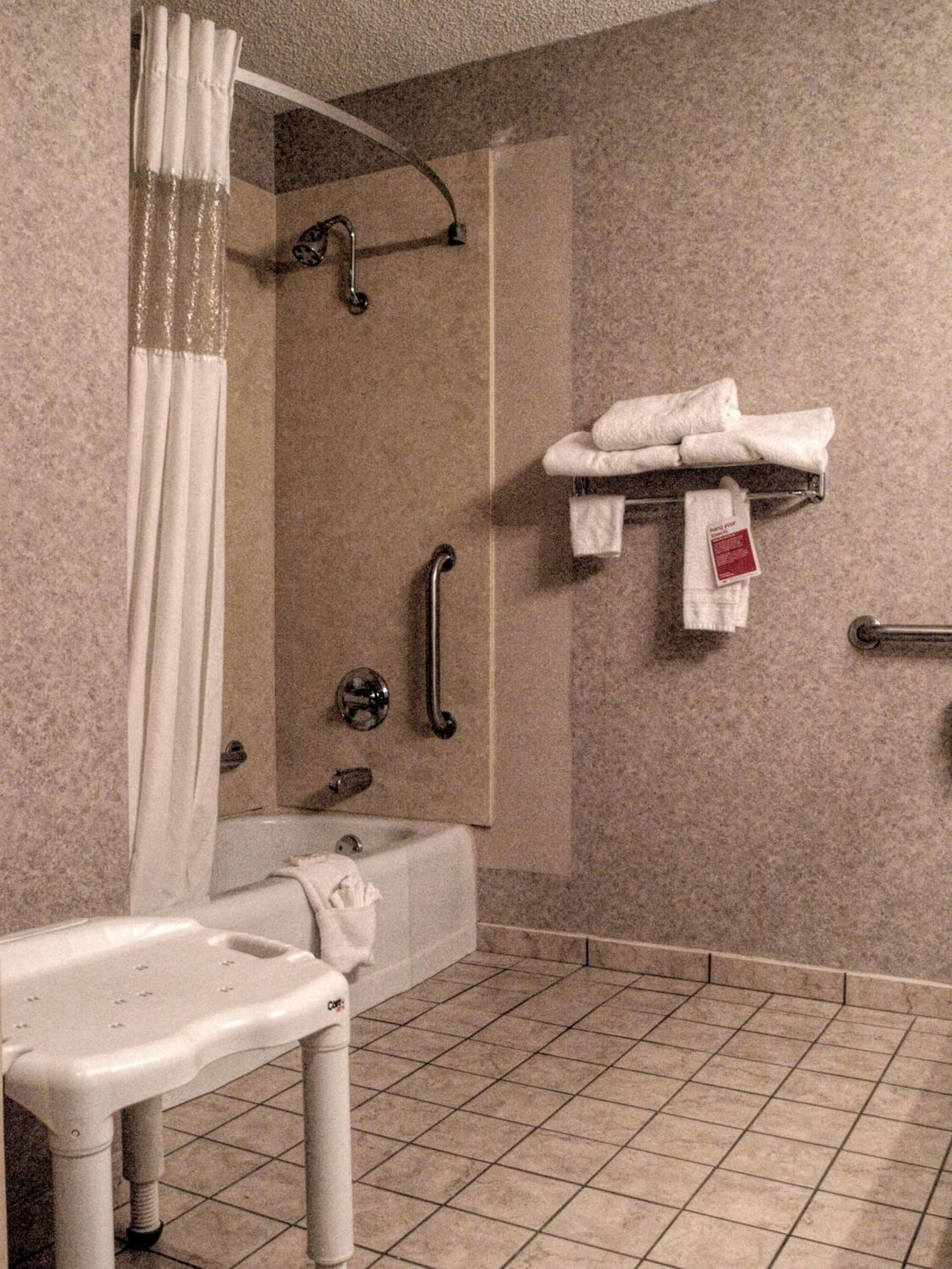 Queen Room - Disability Access - Photo 3