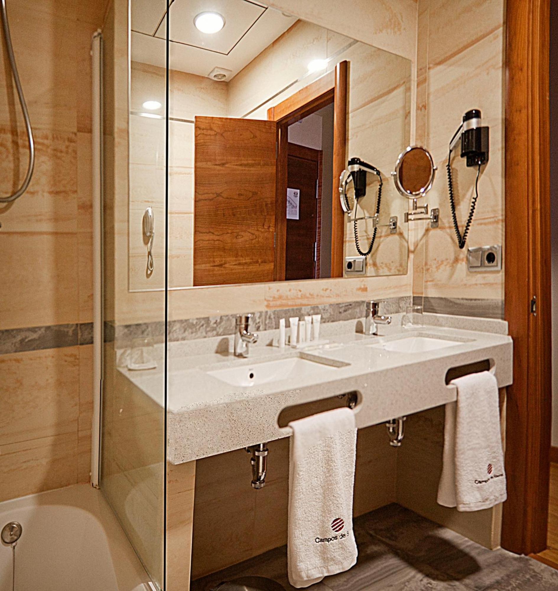 Double or Twin Room - Photo 7