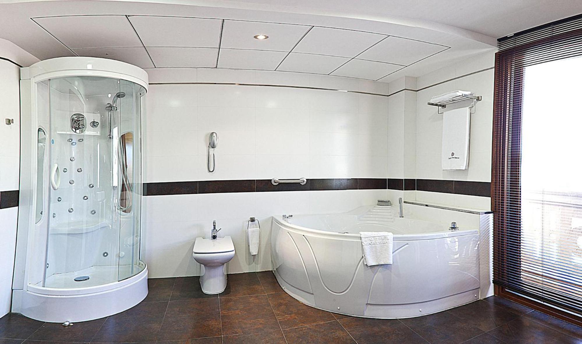 Suite with Spa Bath - Photo 6