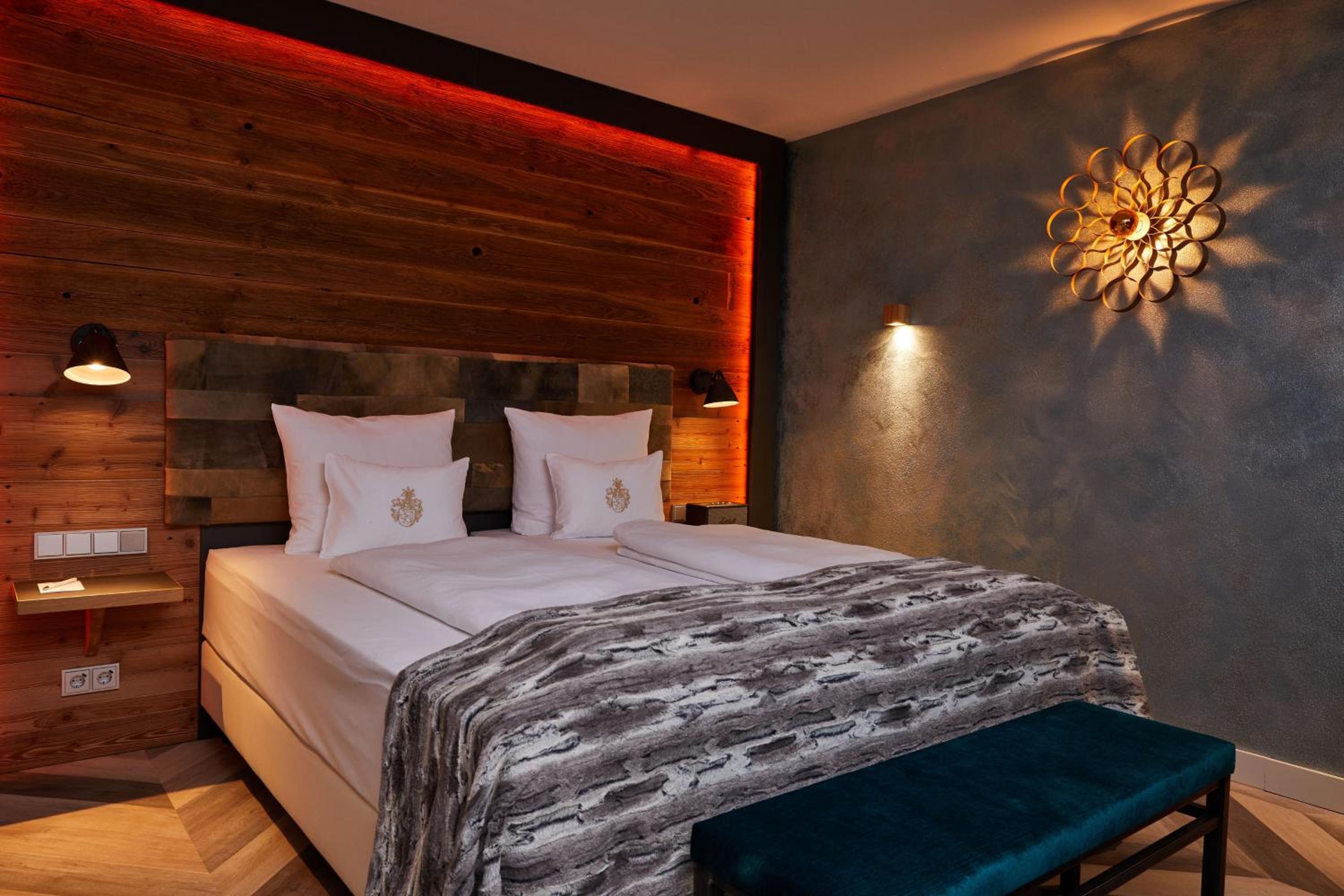Junior Suite with Balcony - Photo 4