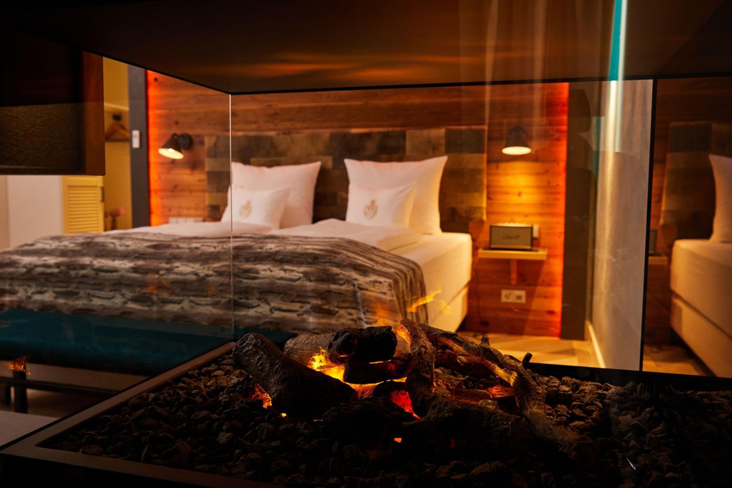 Junior Suite with Balcony - Photo 3