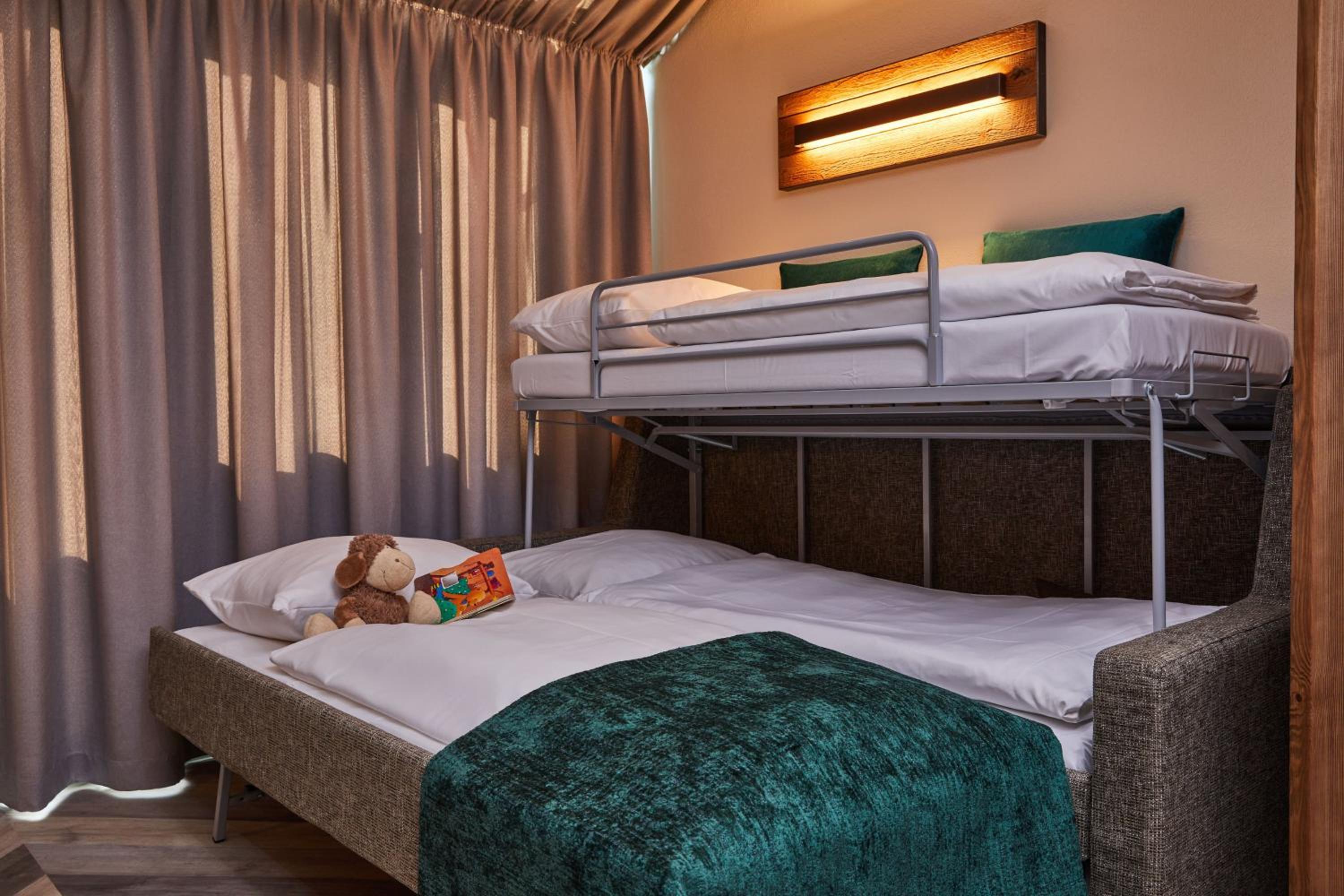 Junior Suite with Balcony - Photo 7